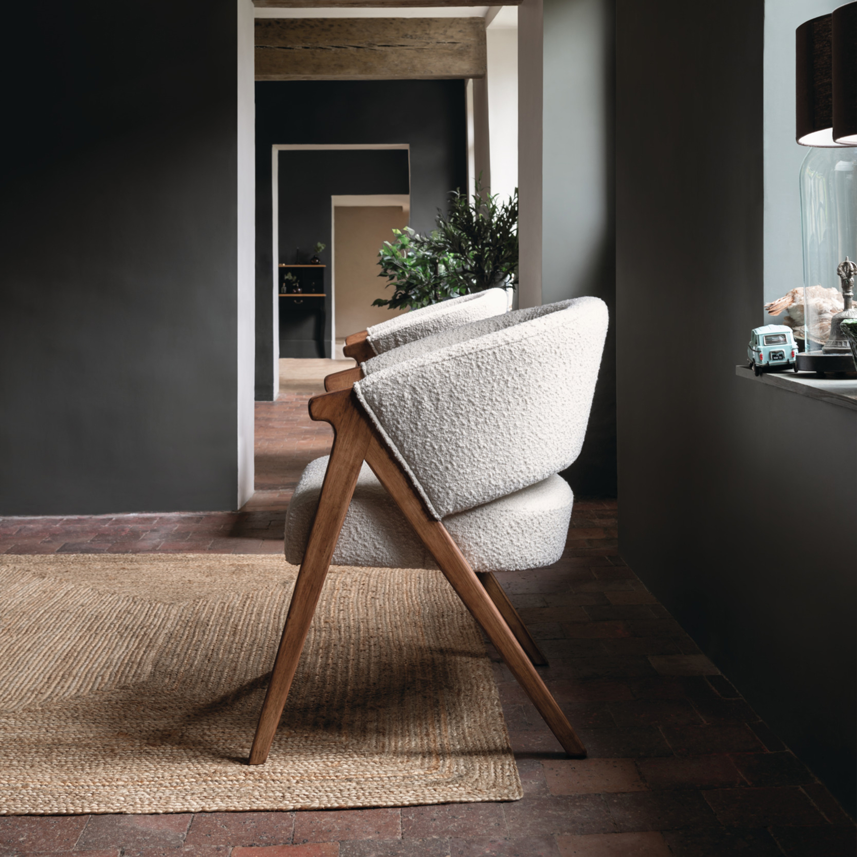 Fauteuil en bouclette avec structure en bois — vue 5