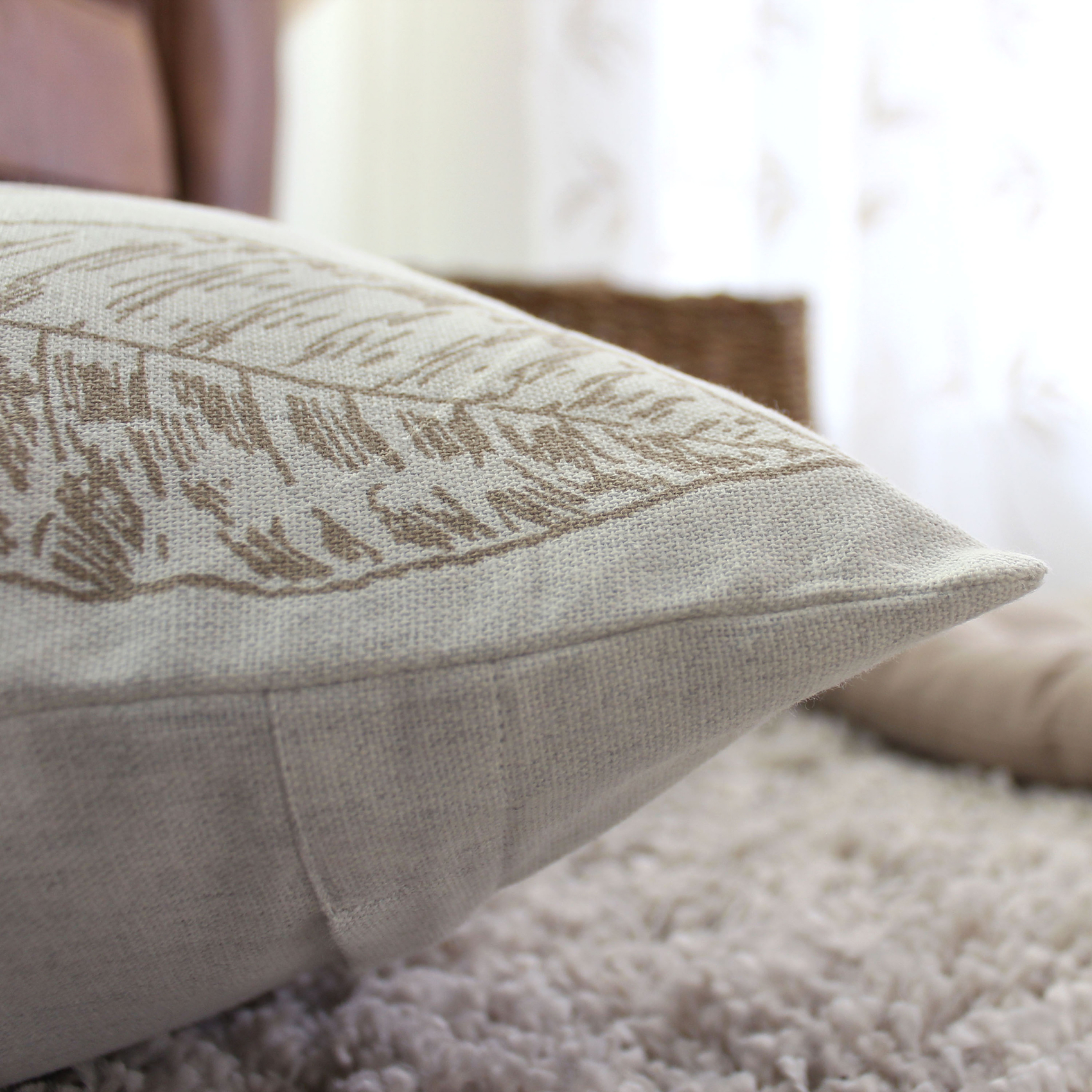 Coussin carré motif nature épuré — vue 3