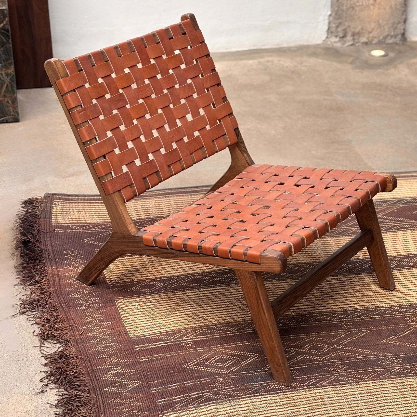 Fauteuil Lounge bois de noyer et cuir — vue 4