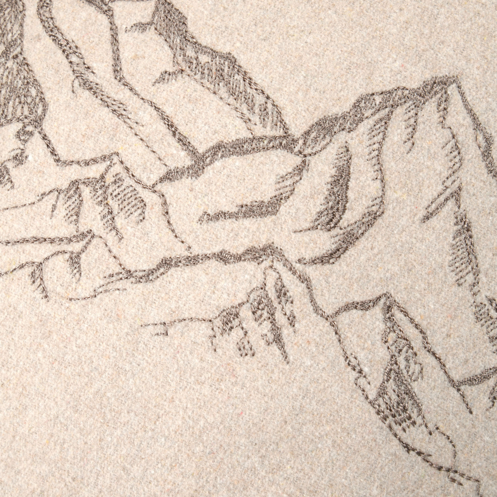 Coussin décoratif à motif montagnes brodé — vue 3