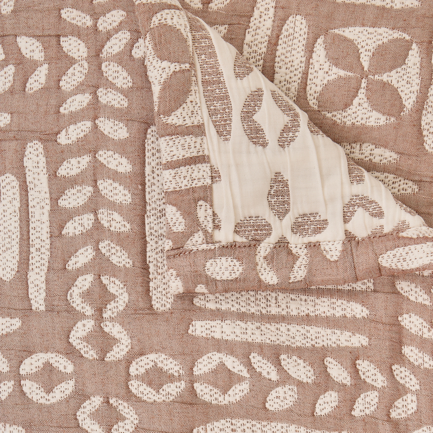 Dessus de lit matelassé à motif ethnique — vue 3