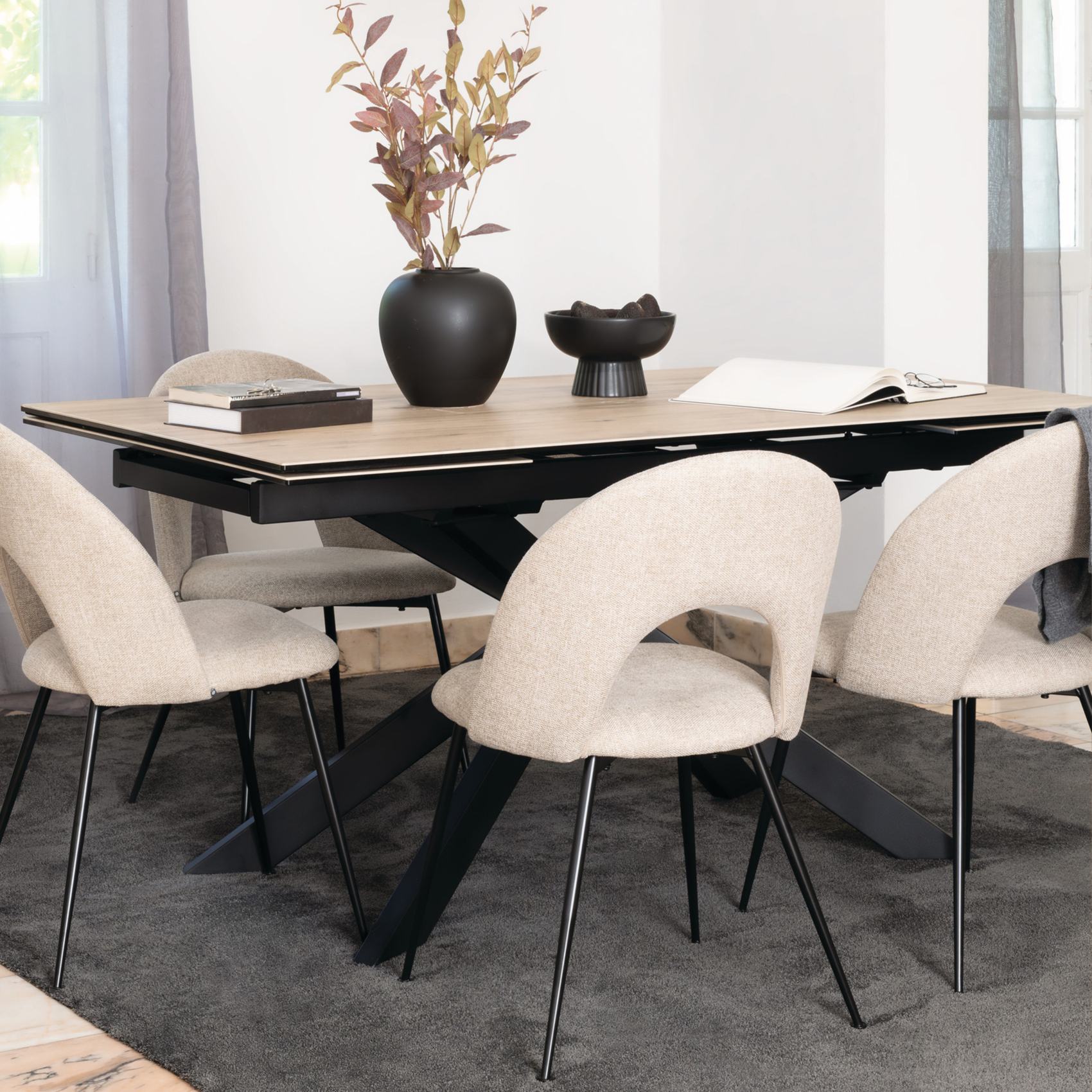 Chaise tissu avec dossier ajouré et pieds métal — vue 6