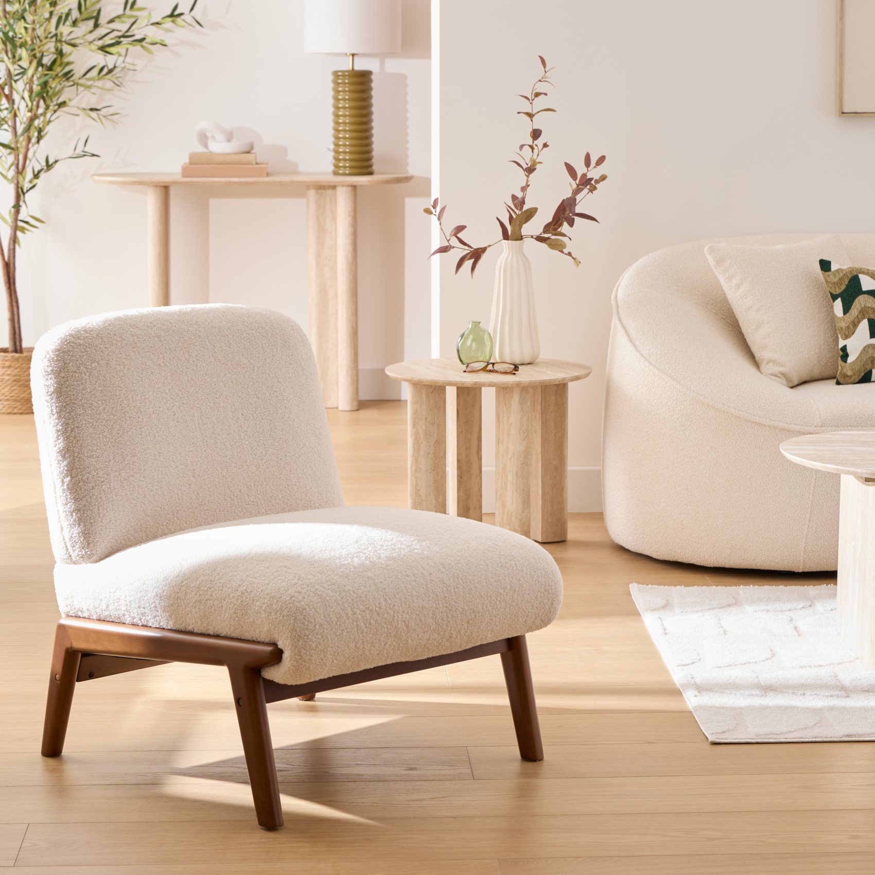Fauteuil bas en tissu bouclette avec piètement bois — vue 4