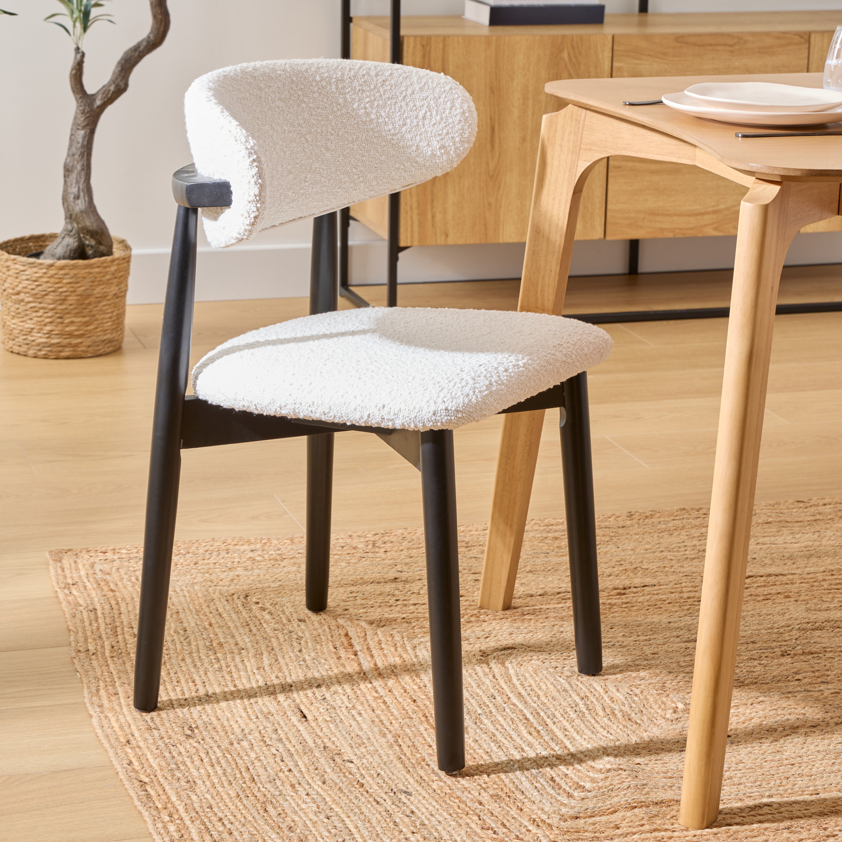 Chaise bouclette en bois massif avec dossier rembourré — vue 6