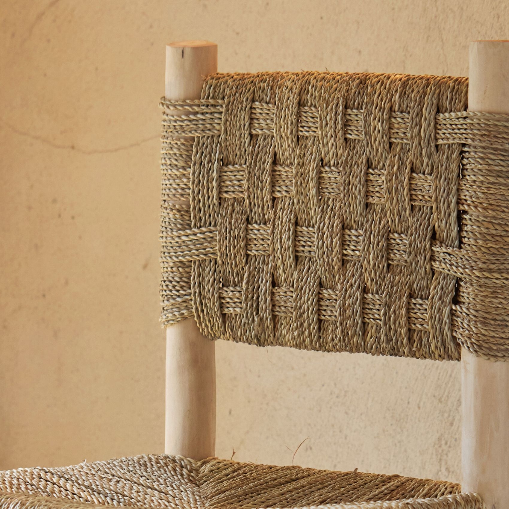 Tabouret de bar bois dossier damier — vue 3
