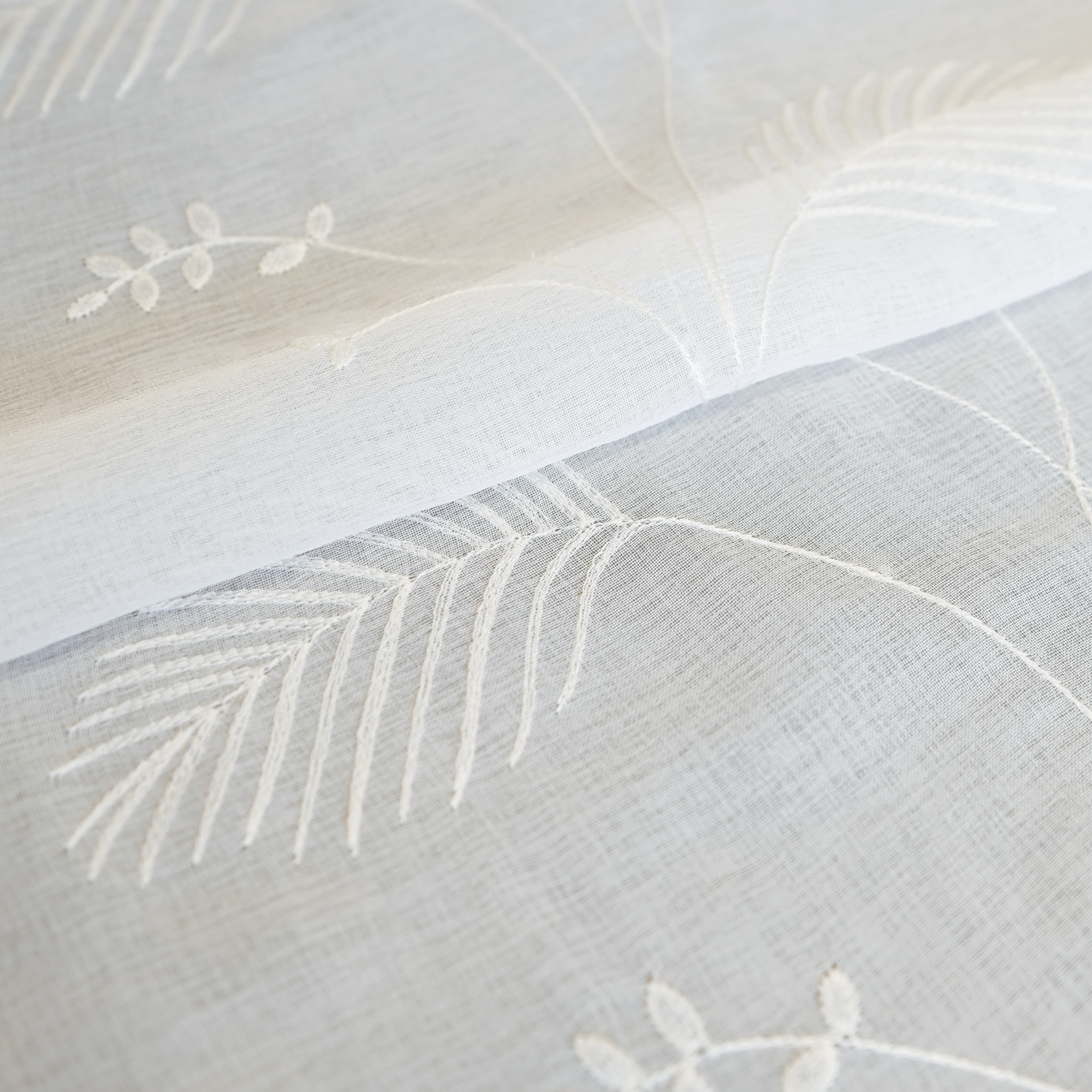 Tissu voilage brodé motif feuilles avec bas plombé — vue 3