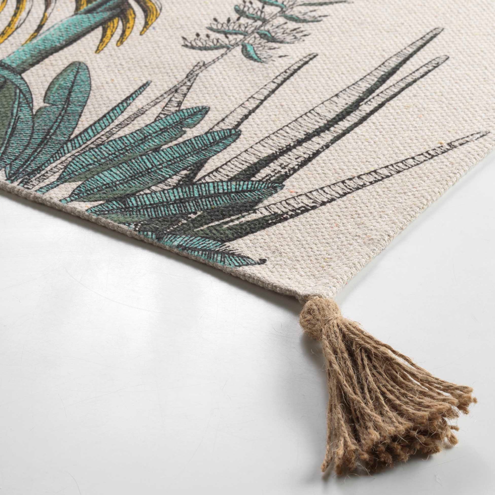 Tapis imprimé feuillages exotiques à pompons — vue 3