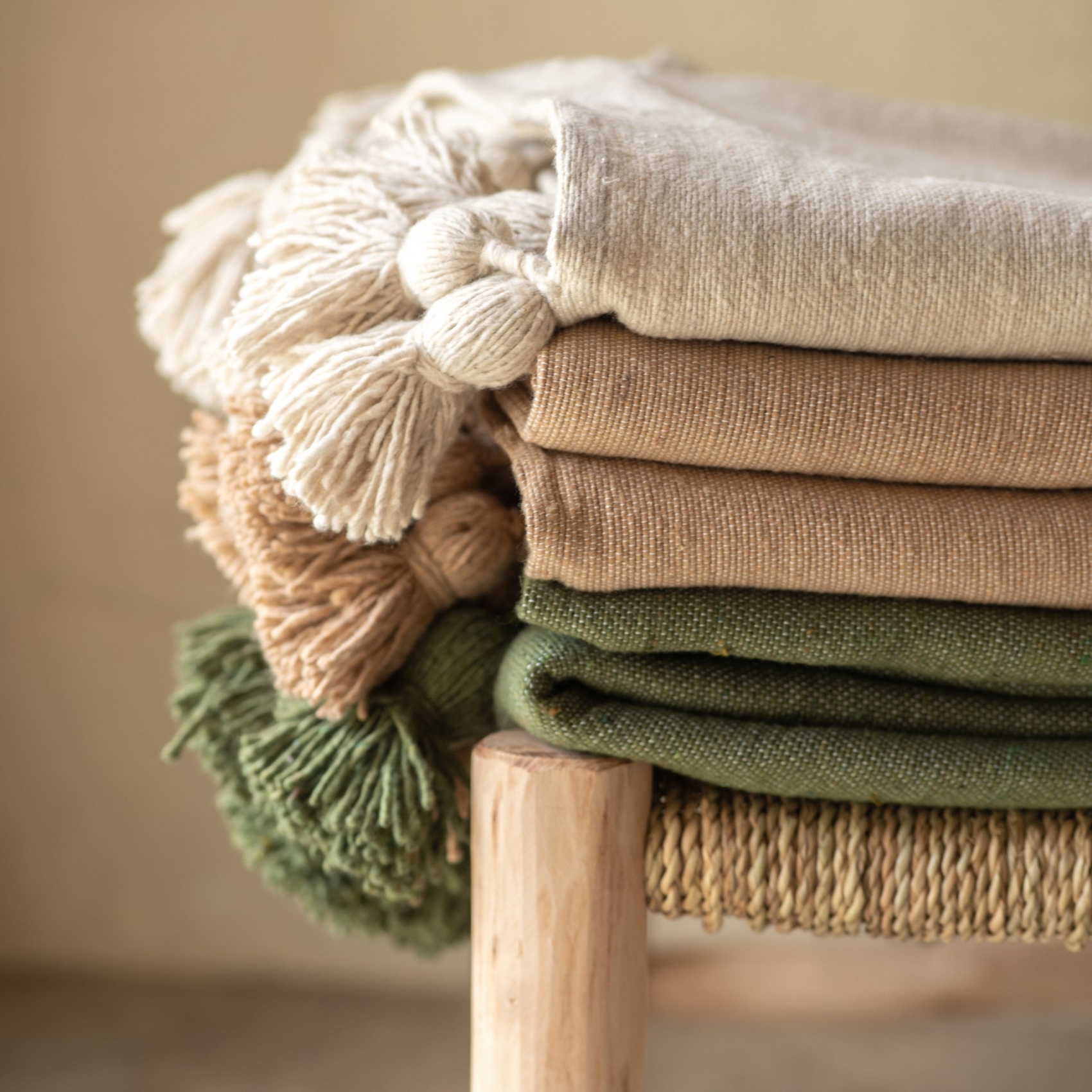 Plaid ou jeté de lit laine à pompons — vue 5