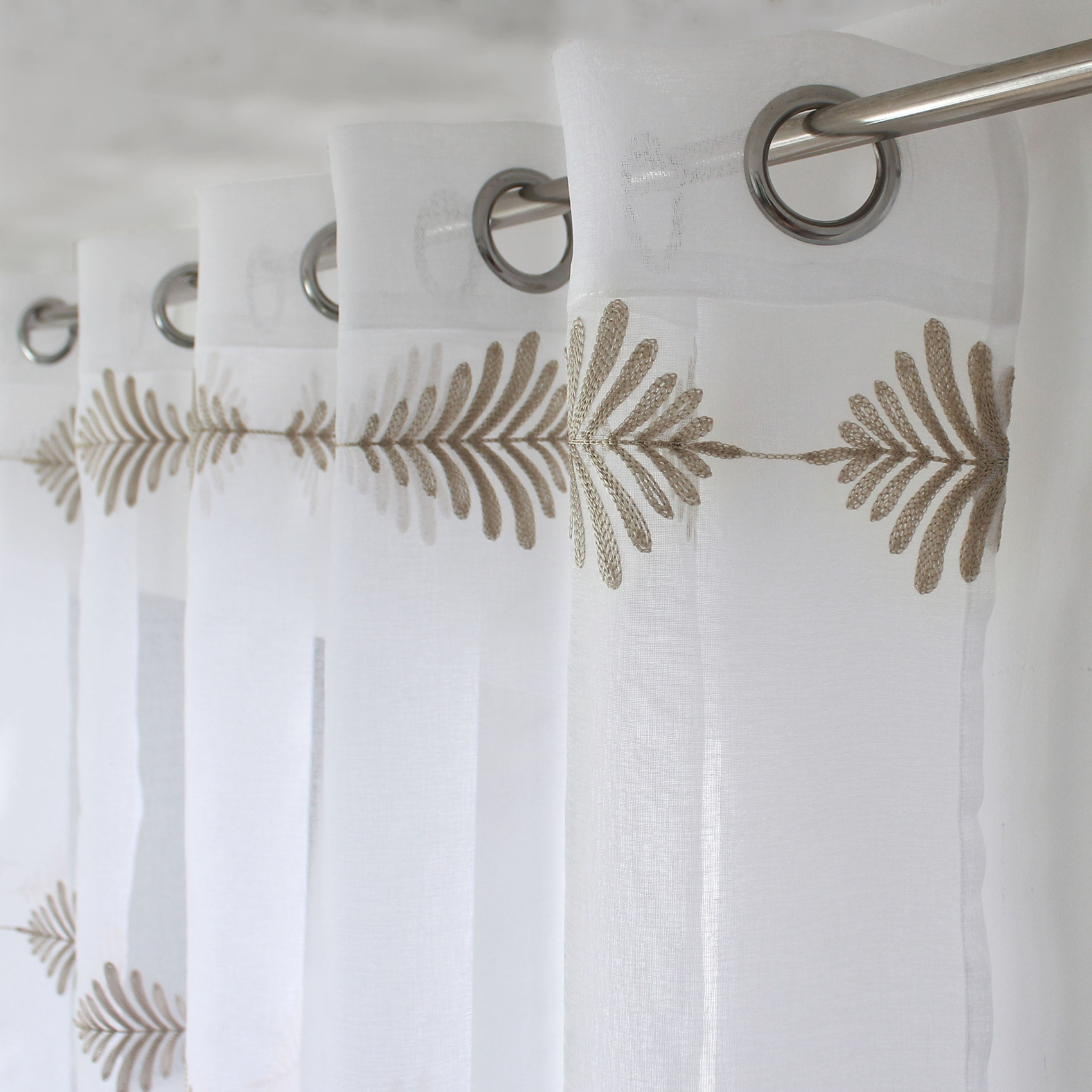 Voilage brodé motif végétal en lignes — vue 4