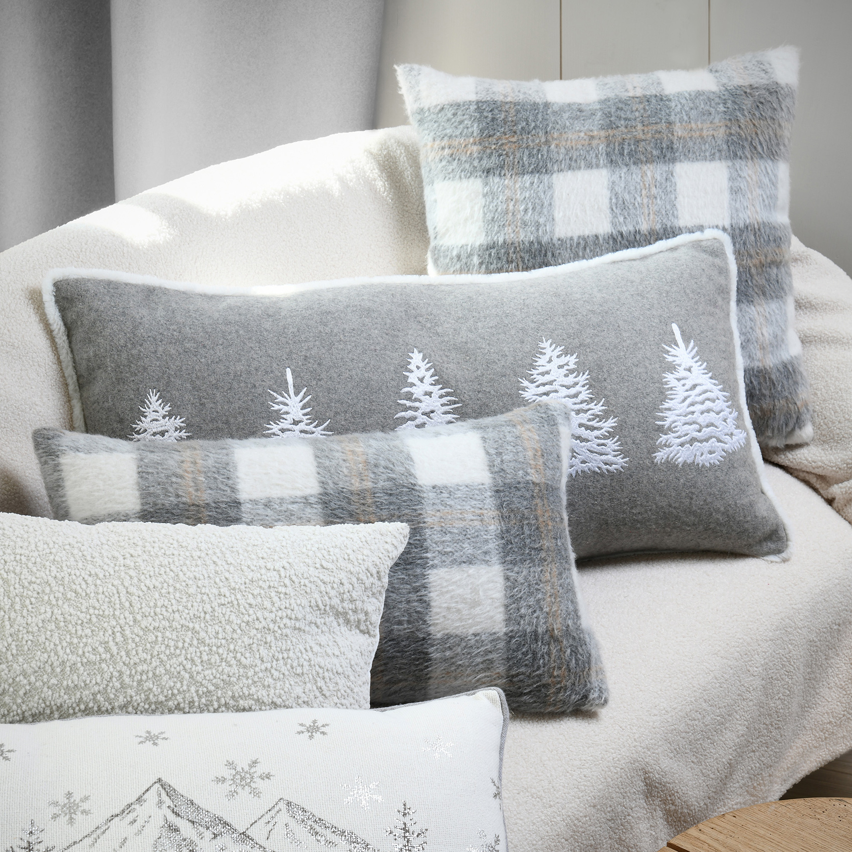 Coussin rectangulaire à carreaux effet laine — vue 6