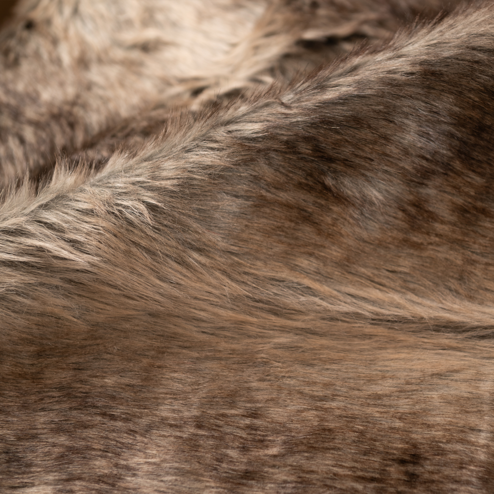 Plaid  imitation fourrure  effet loup brun doublé velours — vue 5