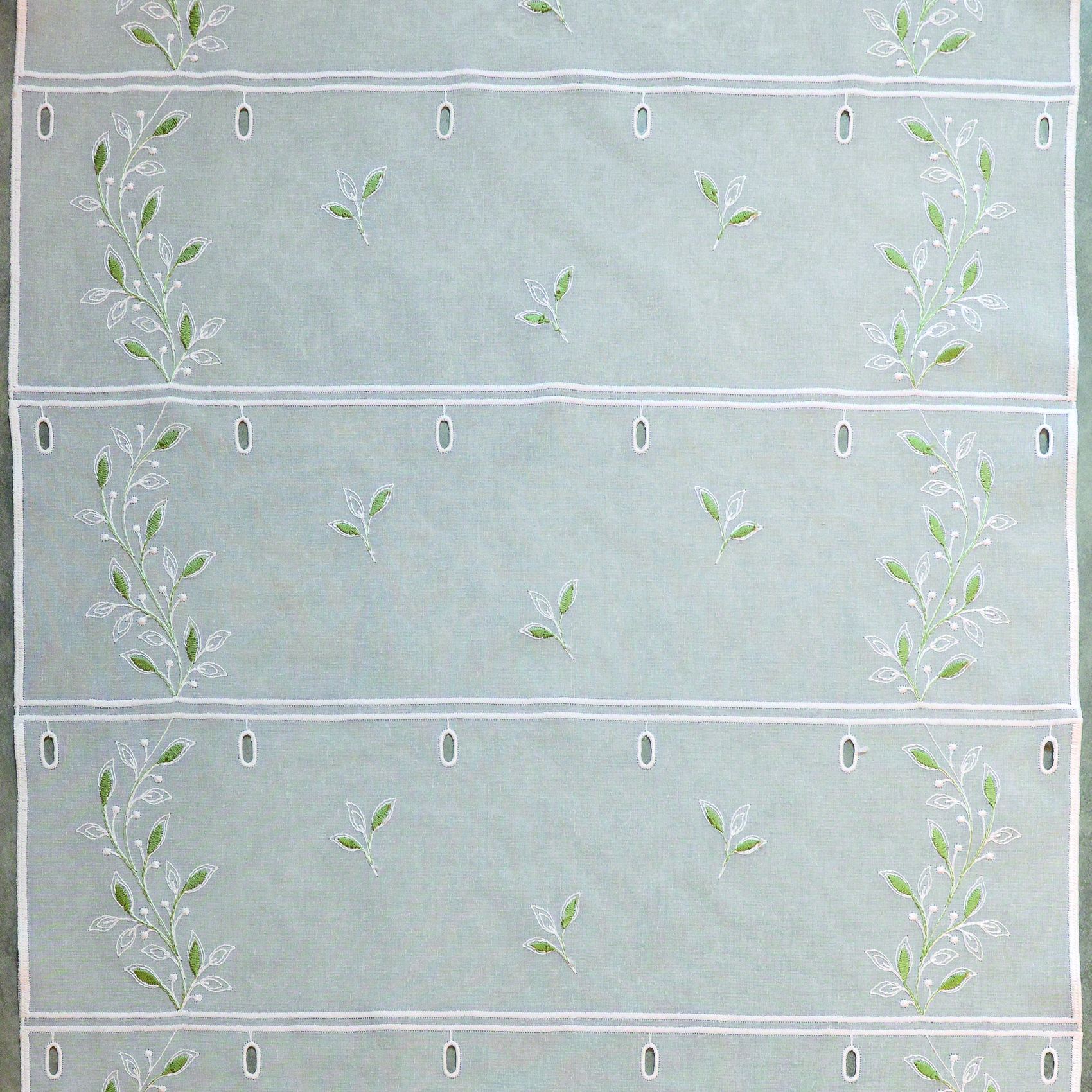 Voilage modulable brodé feuilles