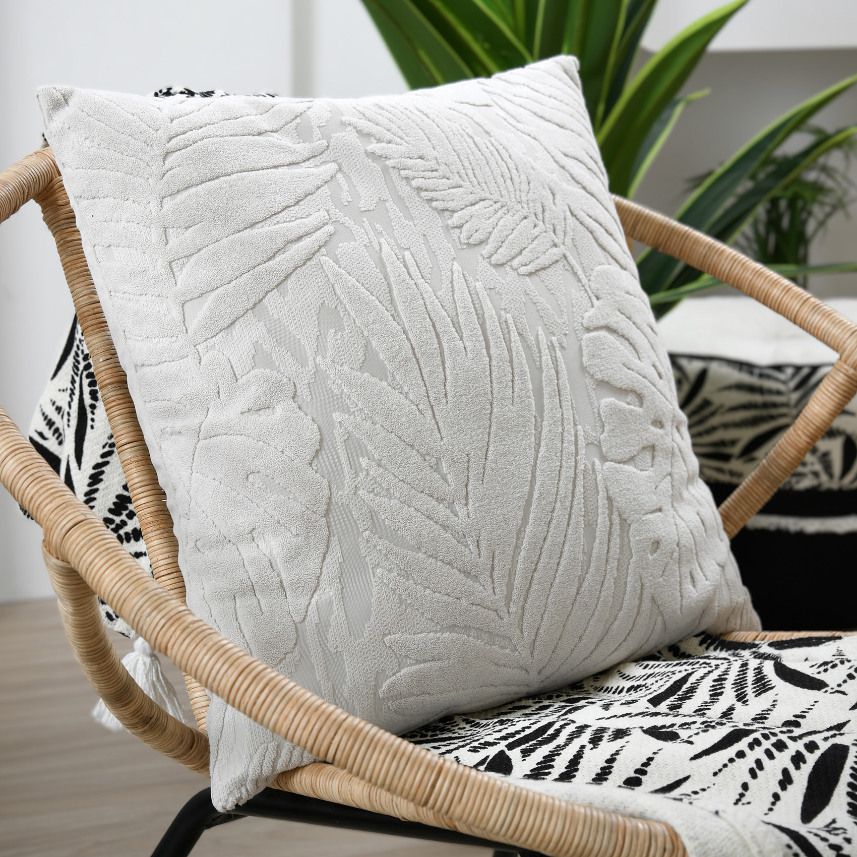 Coussin carré effet velours avec motif en relief tropical — vue 6