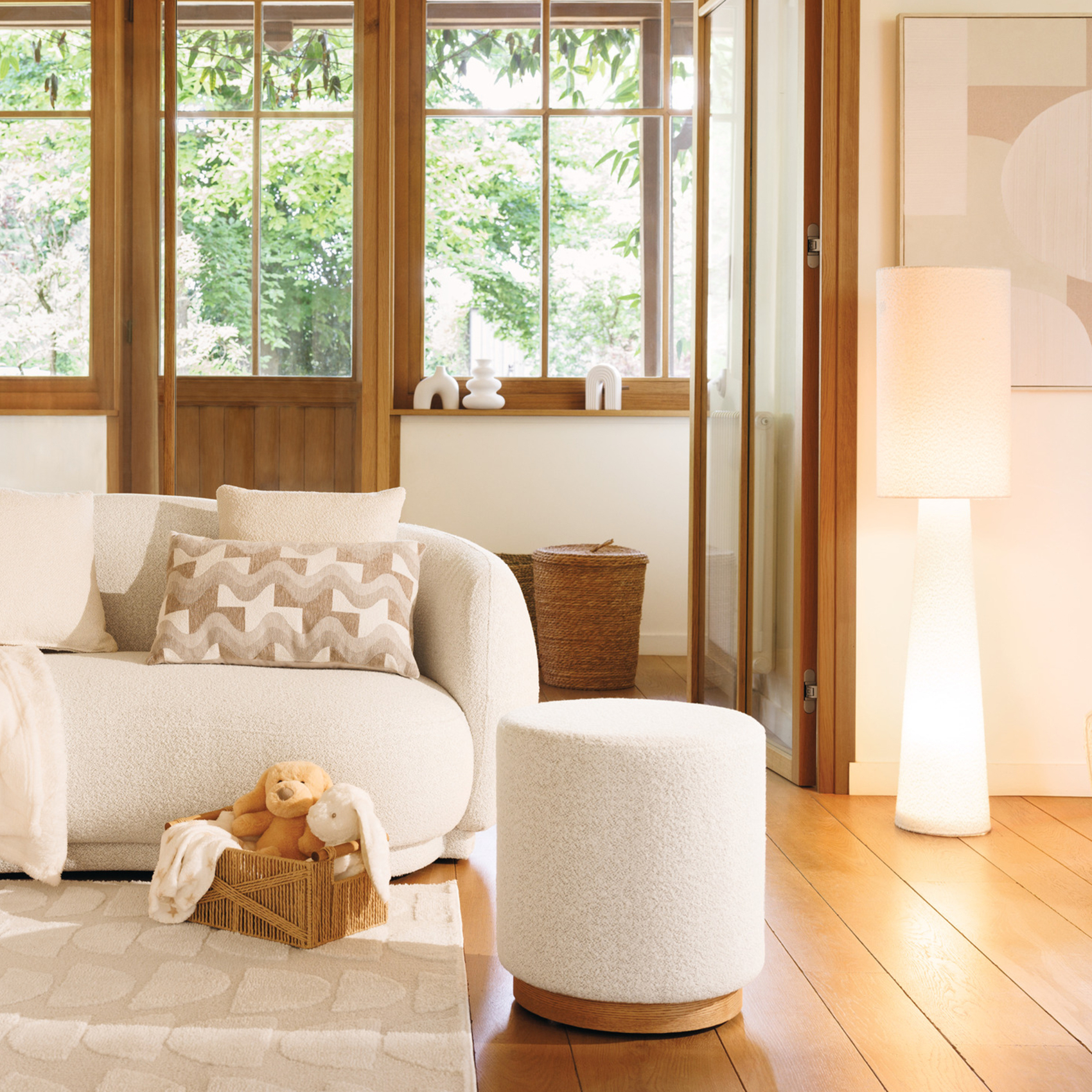 Pouf rond en tissu bouclette avec base bois — vue 5