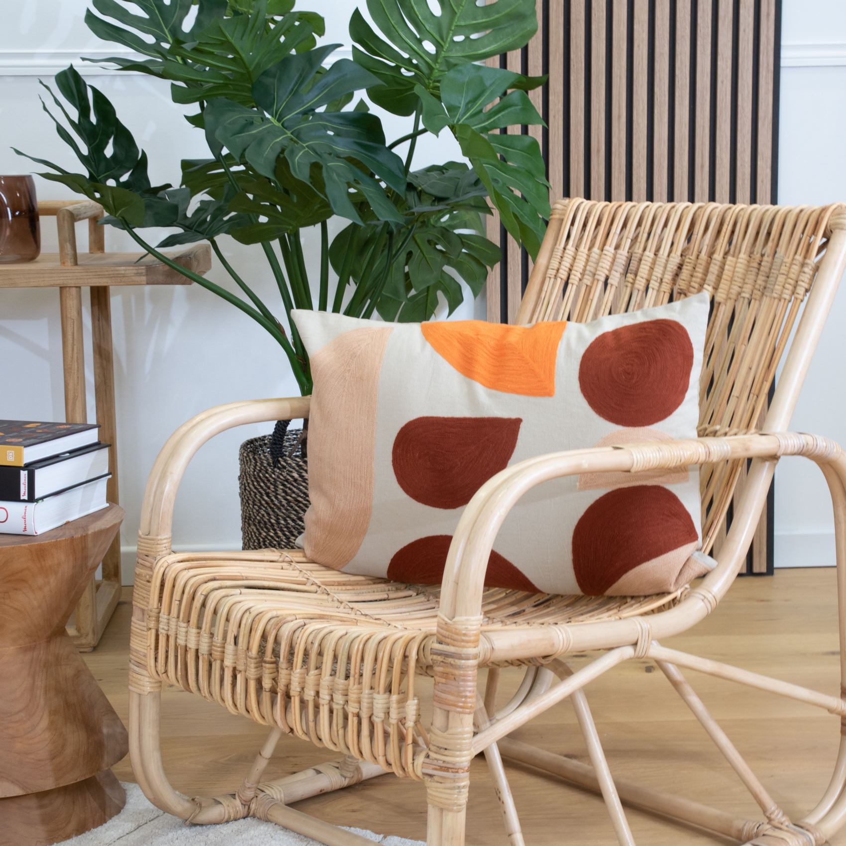 Coussin brodé motif abstrait — vue 3