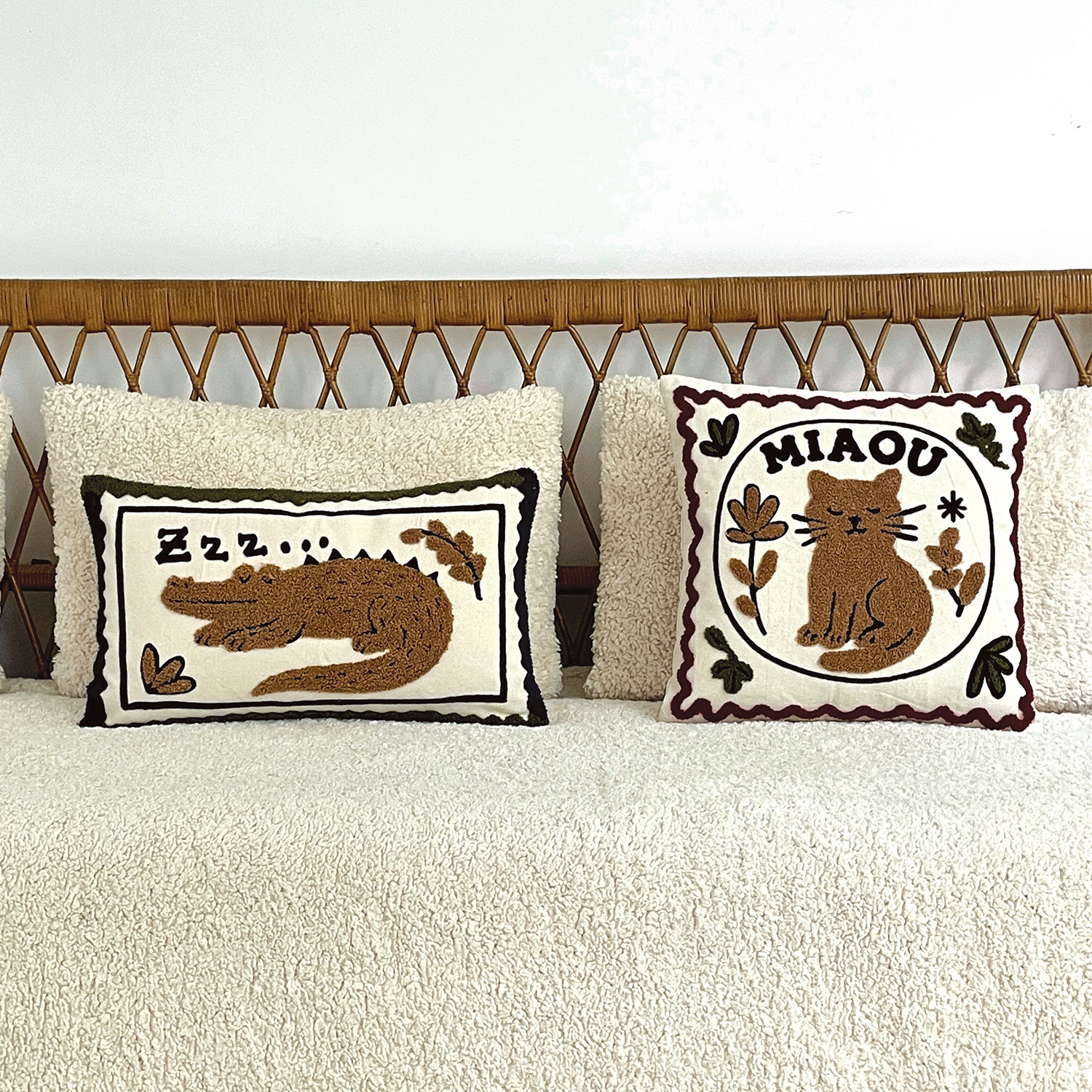 Coussin brodé motif chat décoratif — vue 4