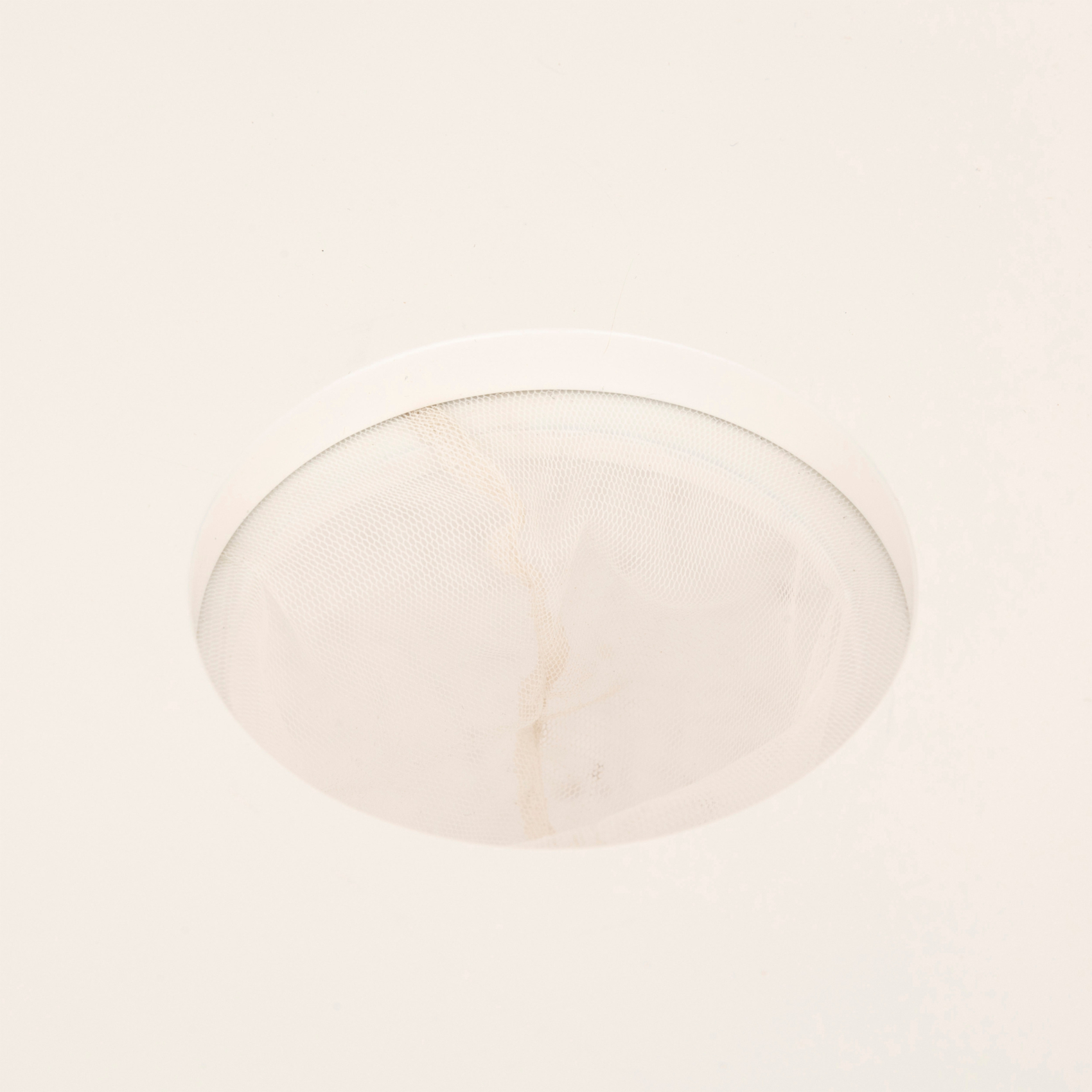 Table enfant forme organique avec pieds en bois — vue 3