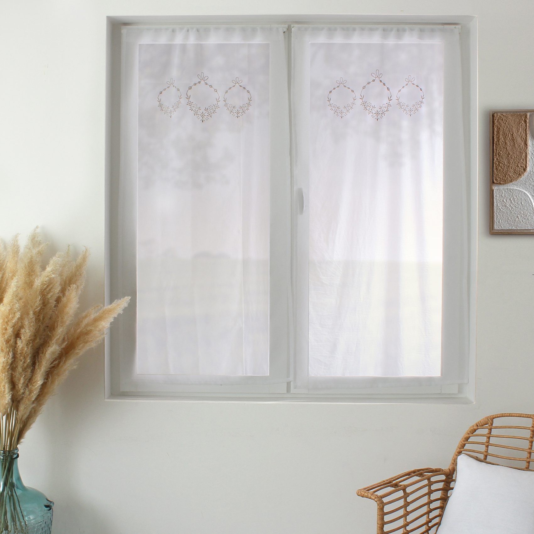 Paire de petits voilages ornée de broderies