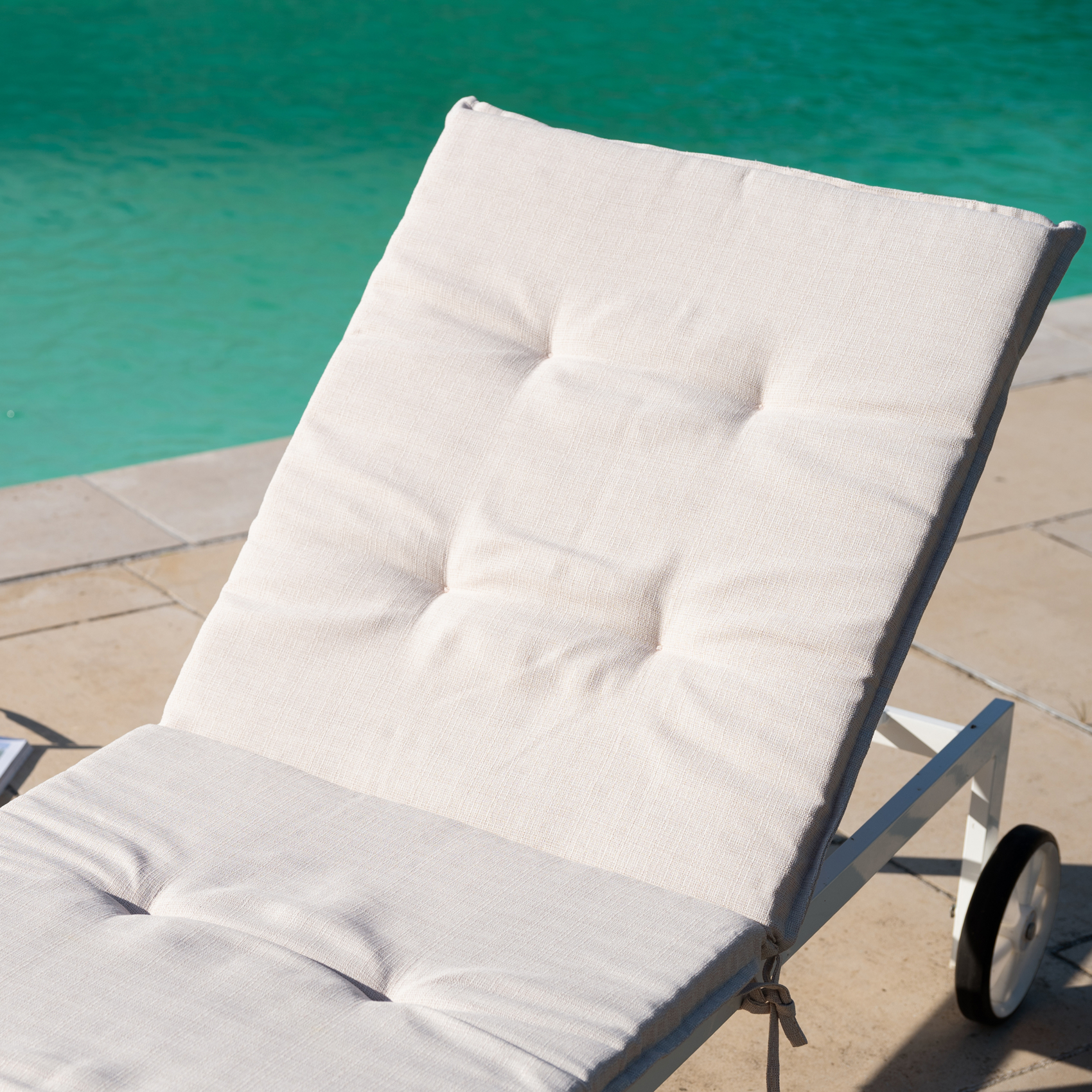 Matelas bain de soleil extérieur haute résistance capitonné FERRET — vue 6