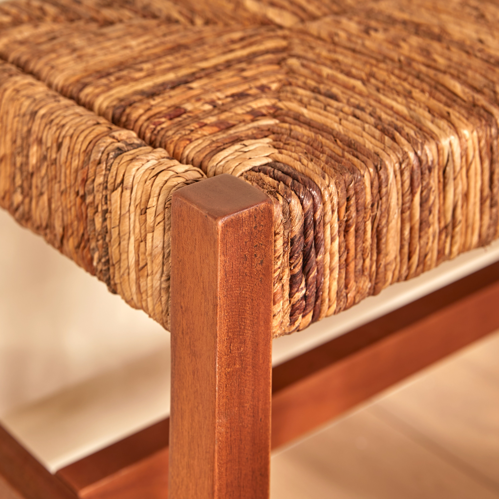 Banc tressé en fibre végétale avec structure en bois — vue 4