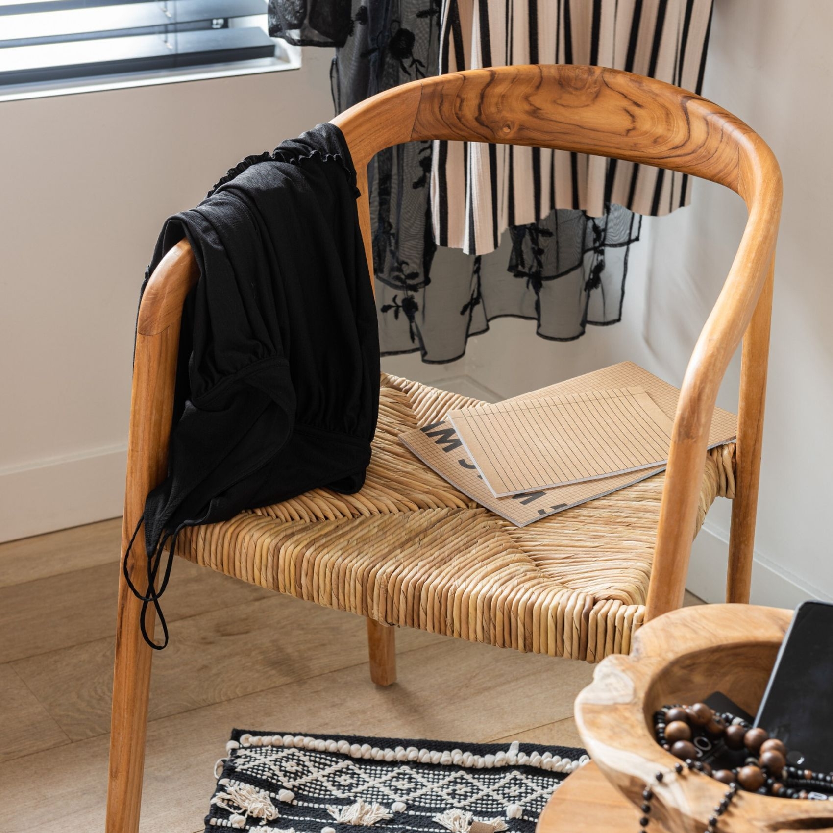 Chaise en bois de teck et paille — vue 3