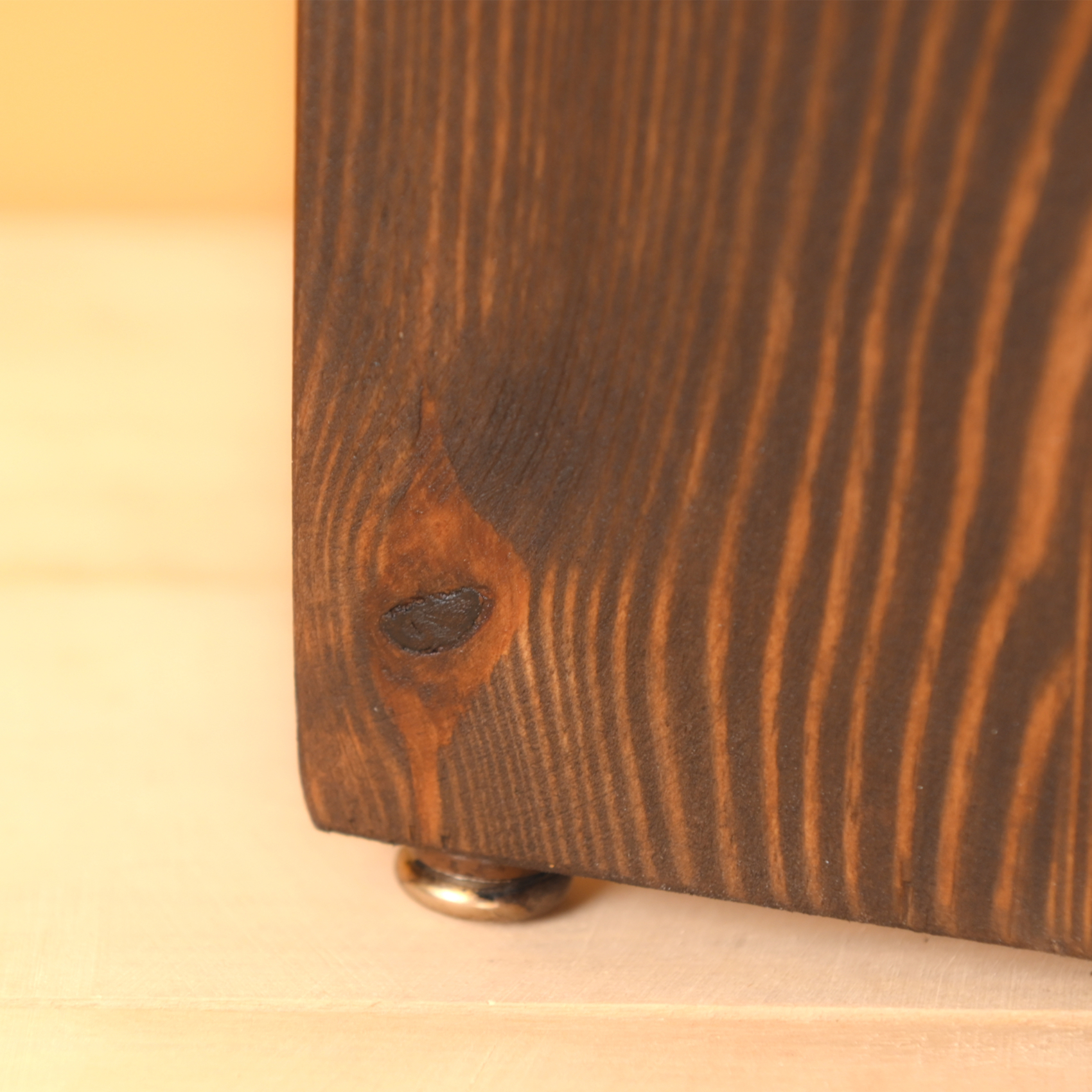 Table d'appoint en bois — vue 3