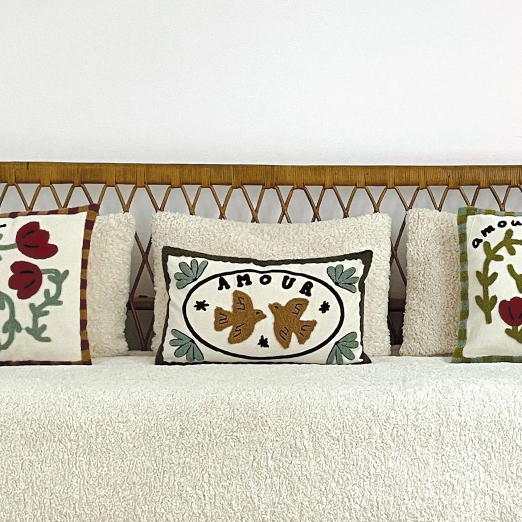 Coussin brodé avec motif oiseaux et amour — vue 4