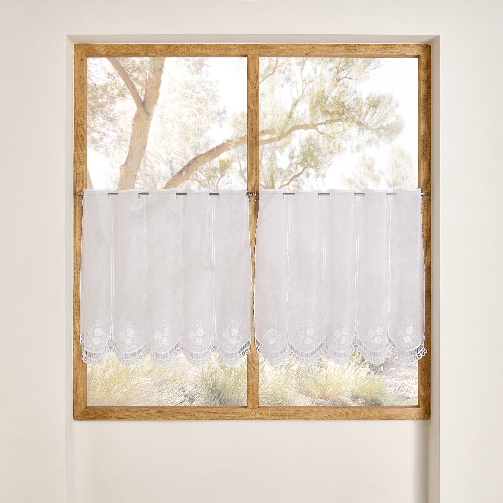 Brise-bise brodé à motif fleurs avec finition macramé