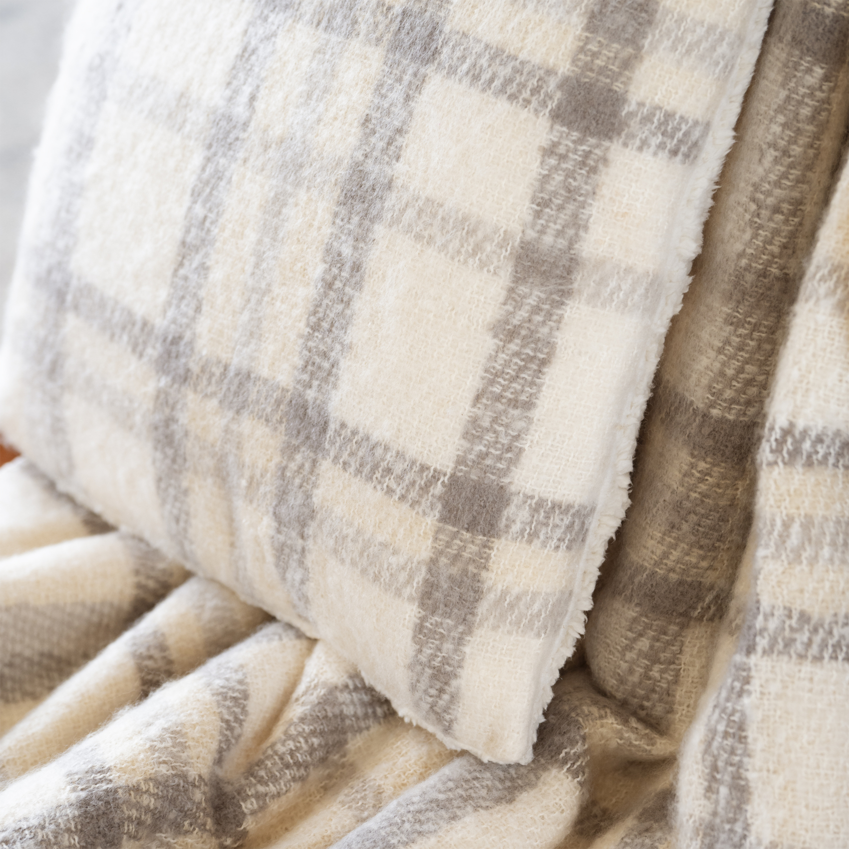 Coussin à carreaux effet mohair avec dos sherpa — vue 4