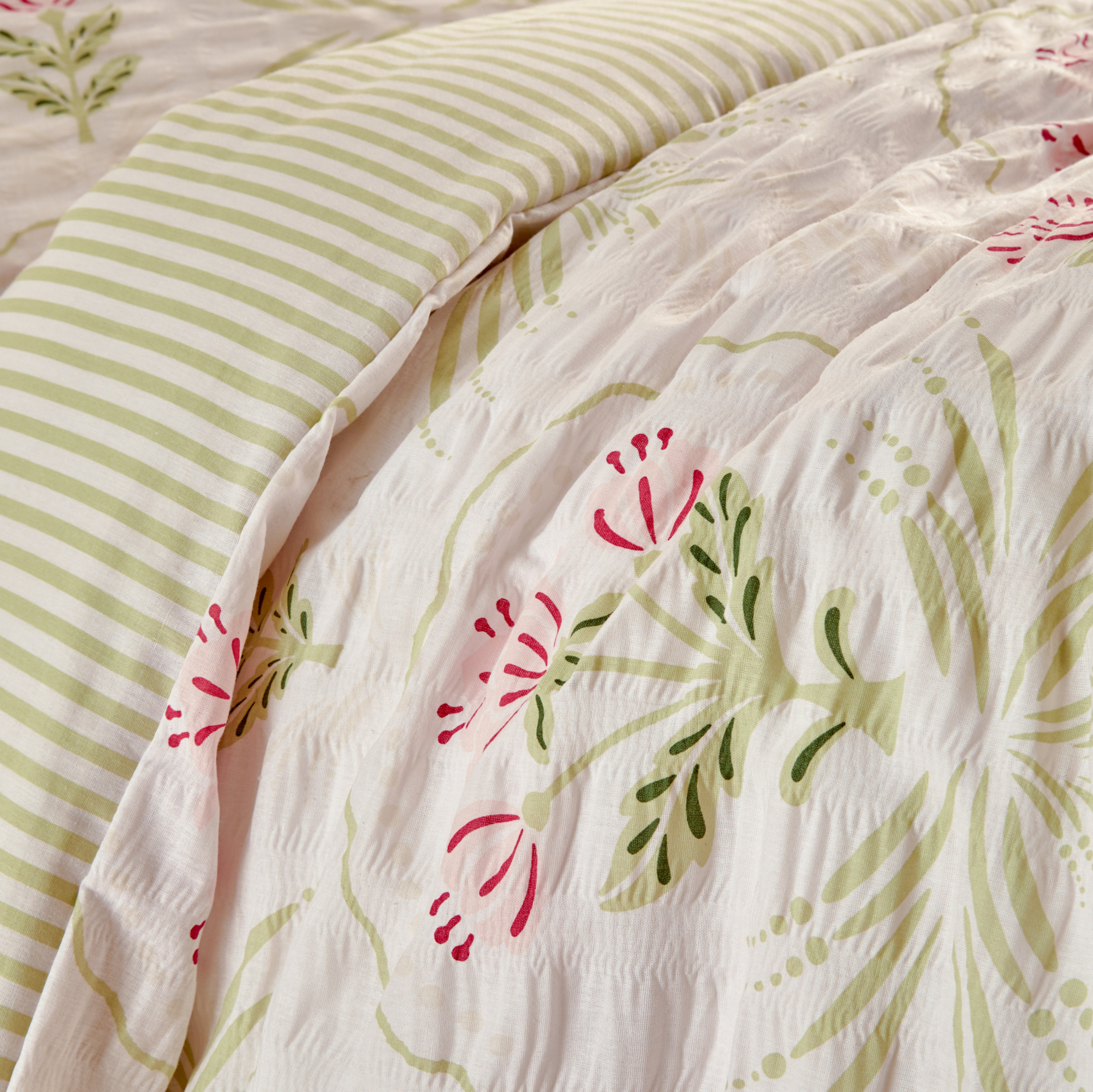 Parure de lit réversible texturée 3 pièces florale housse + taies — vue 3