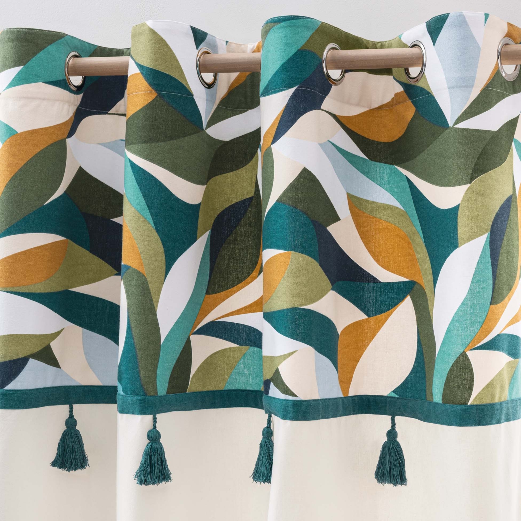 Rideau à œillets polycoton avec top feuillage graphique et pompons — vue 6