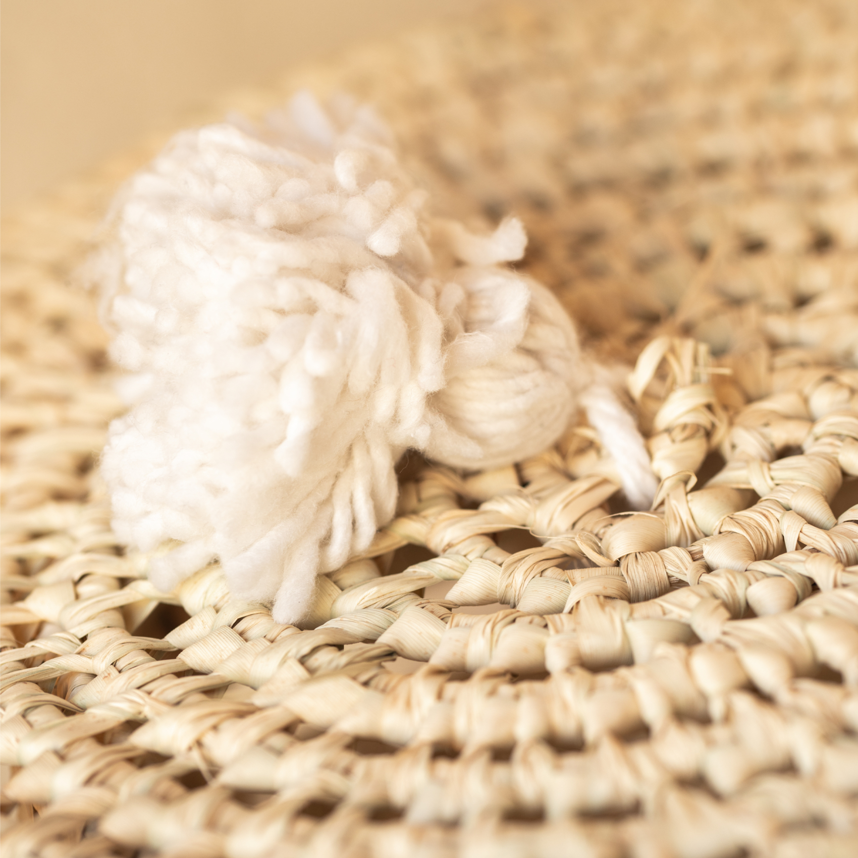 Panière a linge ajourée couvercle pompon — vue 5
