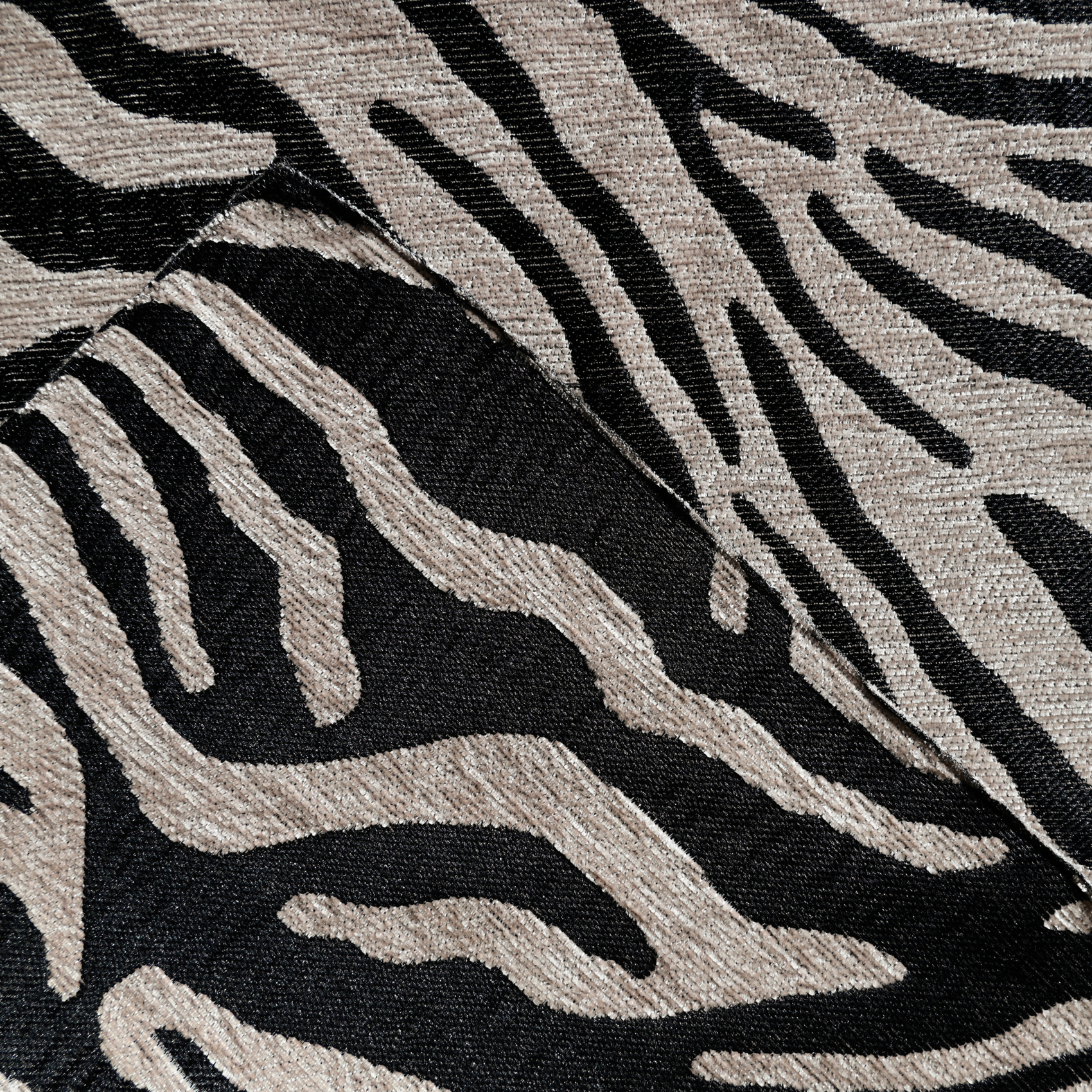 Tissu jacquard chenille motif zèbre — vue 4