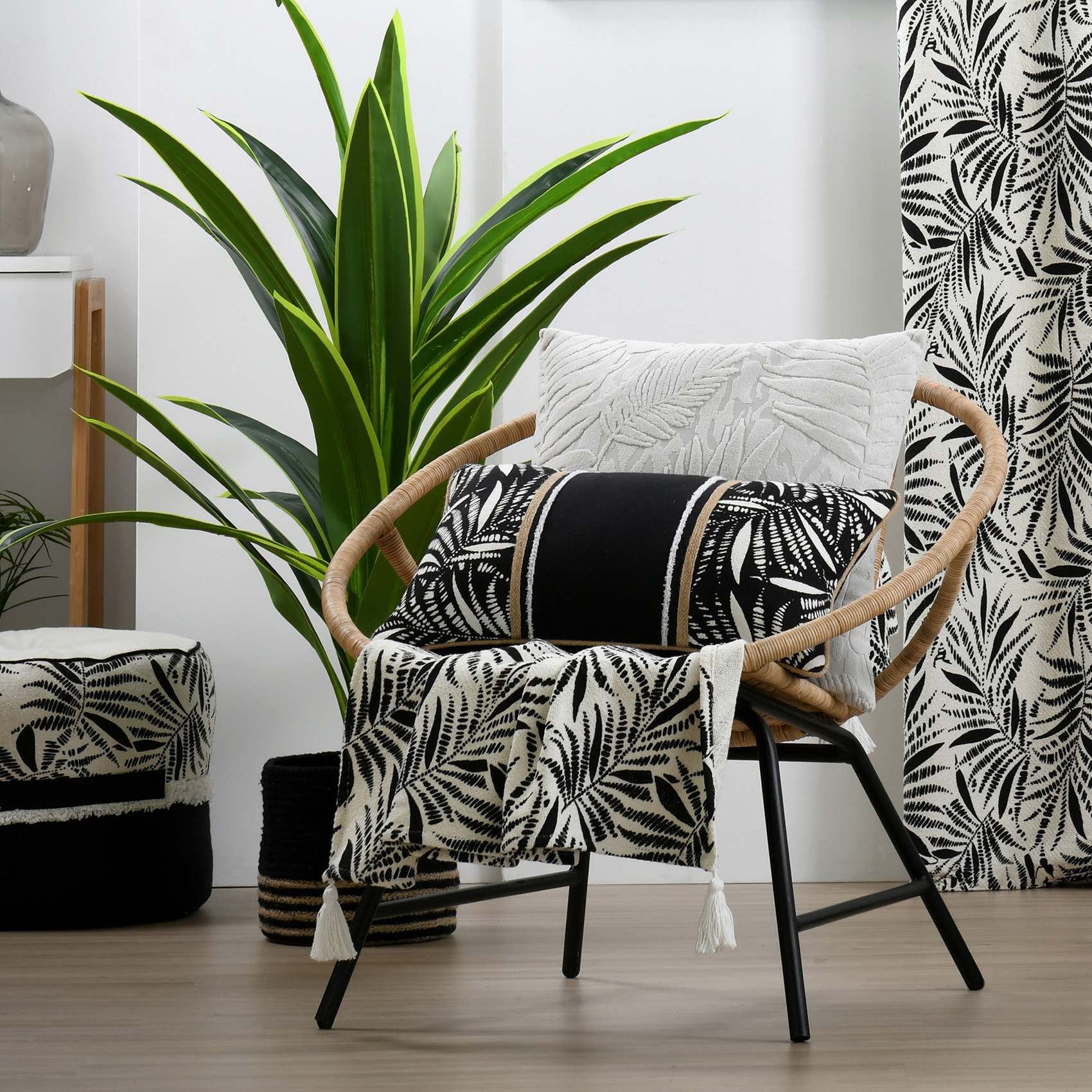 Coussin carré effet velours avec motif en relief tropical — vue 3