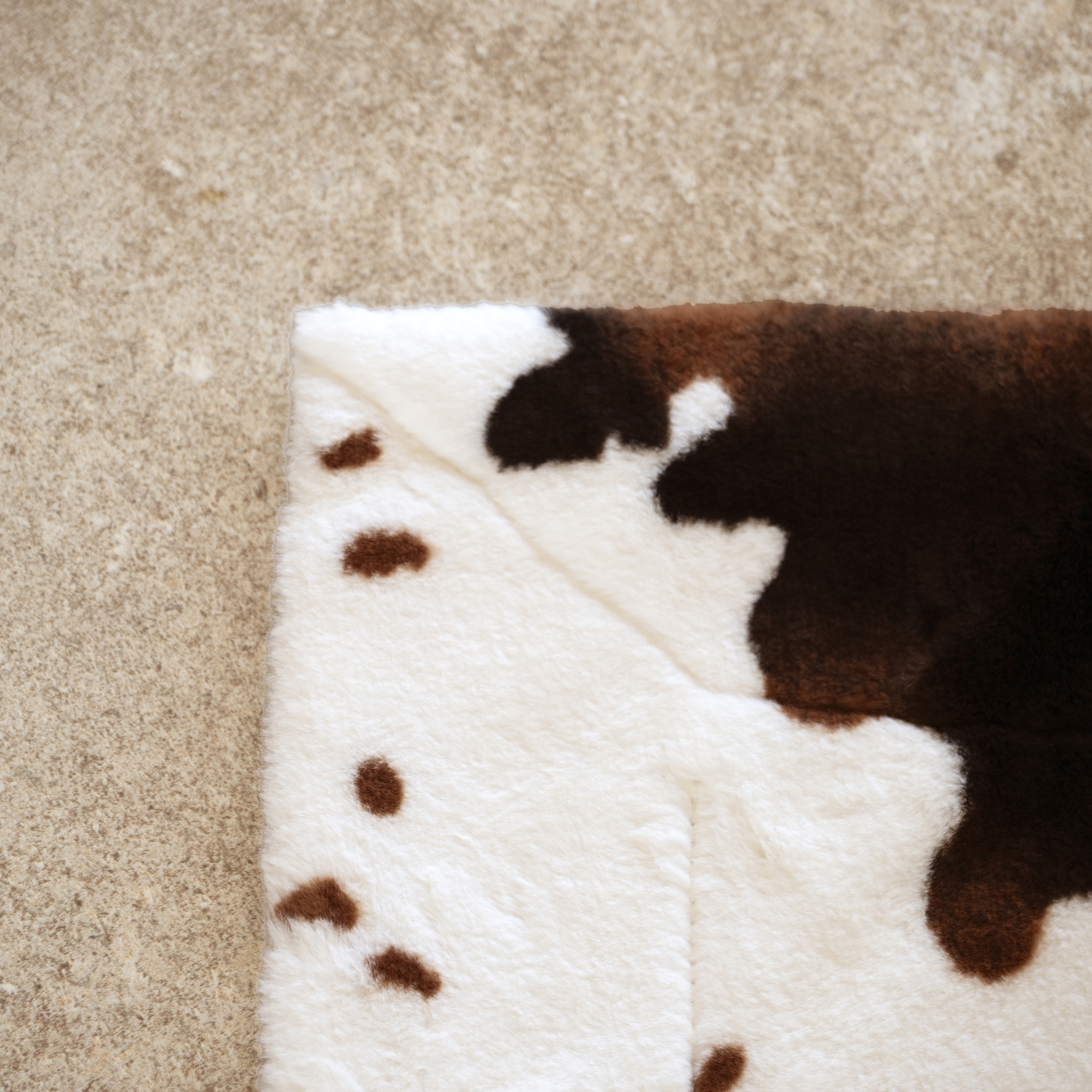 Plaid doux à motif peau de vache avec dos en velours — vue 3
