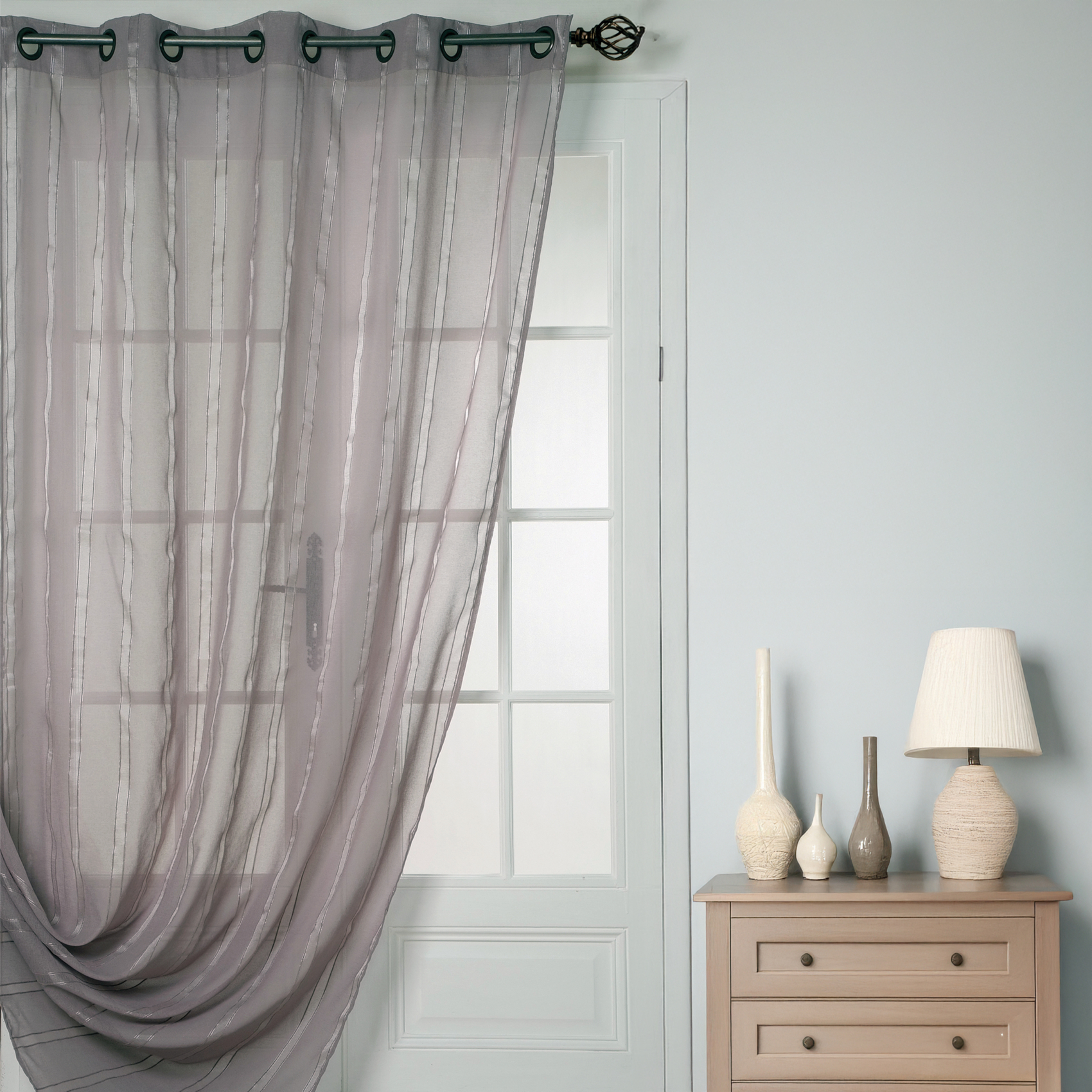 Voilage en étamine et fines rayures brillantes