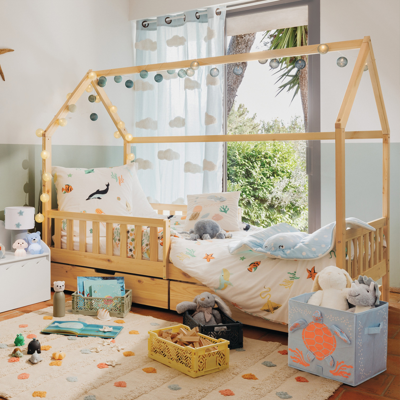 Lit cabane enfant en bois avec rangements intégrés — vue 3