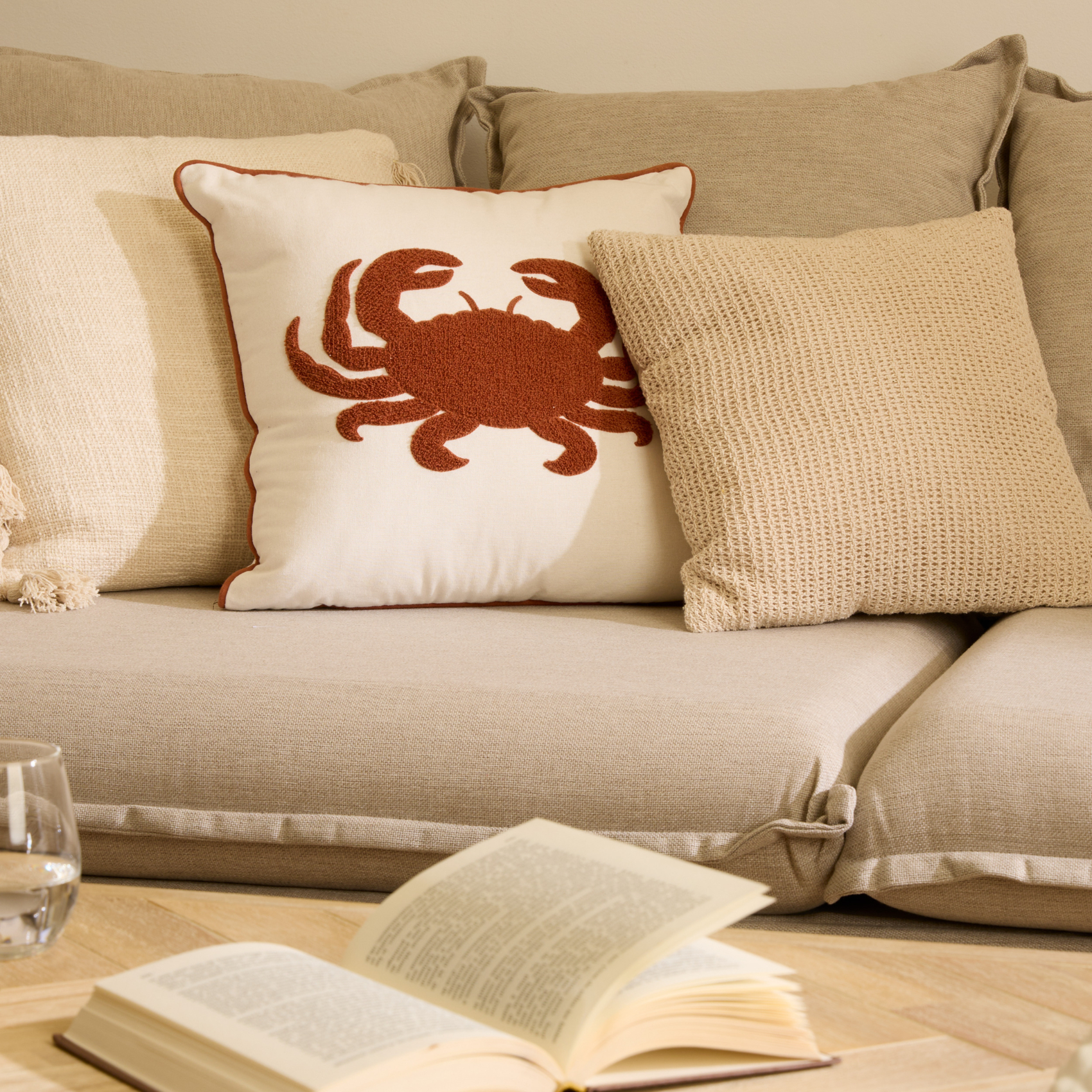 Coussin crabe brodé en coton — vue 5