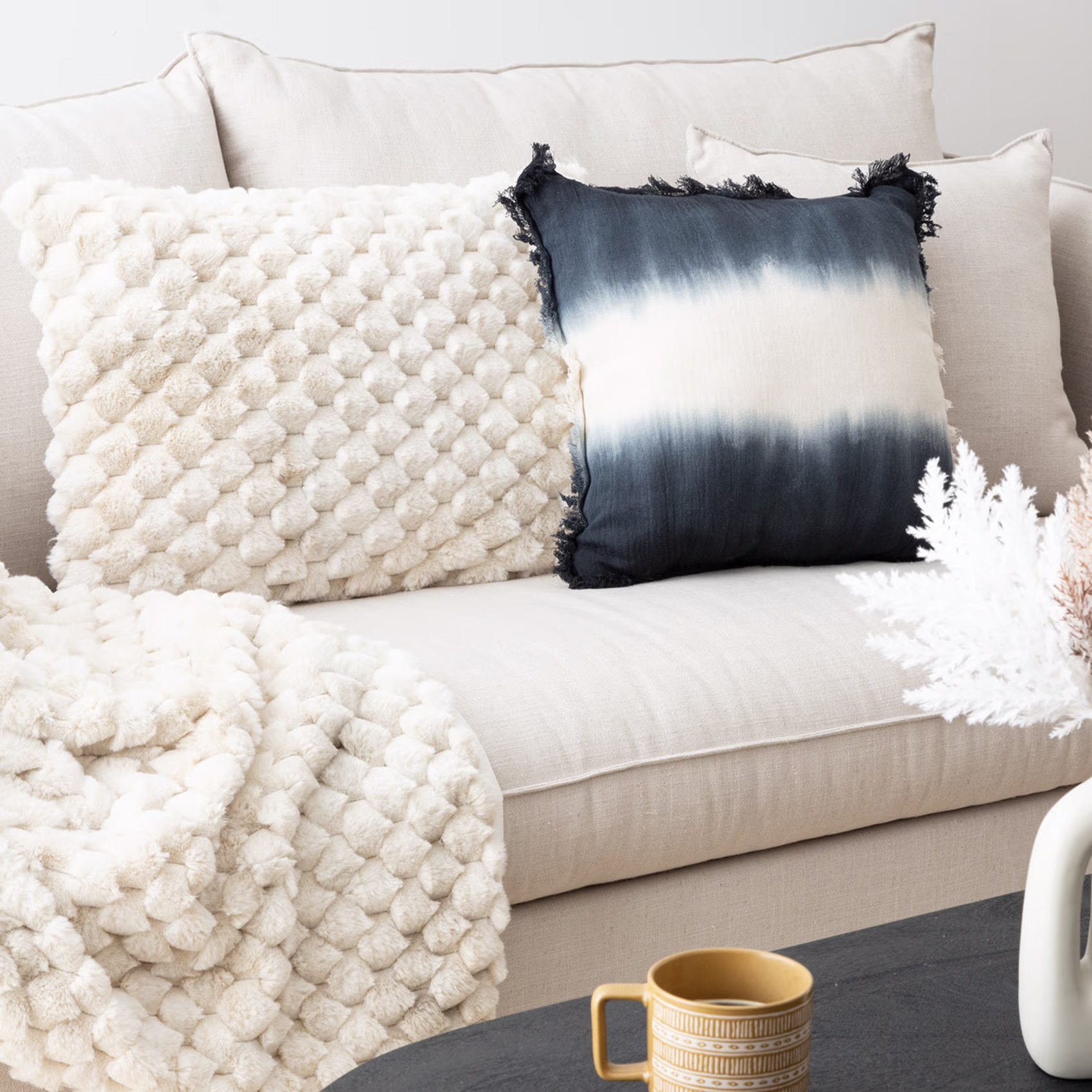 Coussin fausse fourrure Inuit effet tie and dye — vue 3