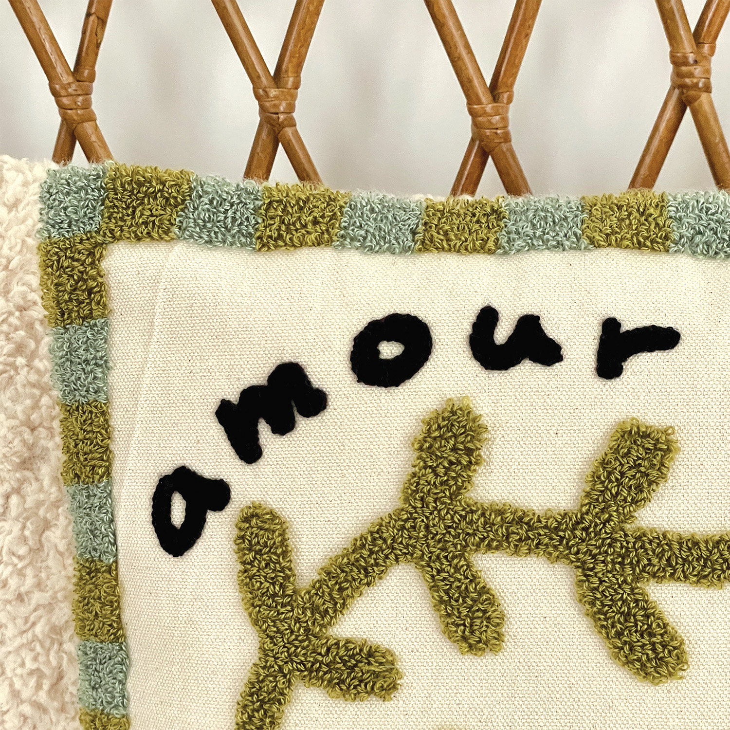 Coussin brodé motif coquelicot — vue 3