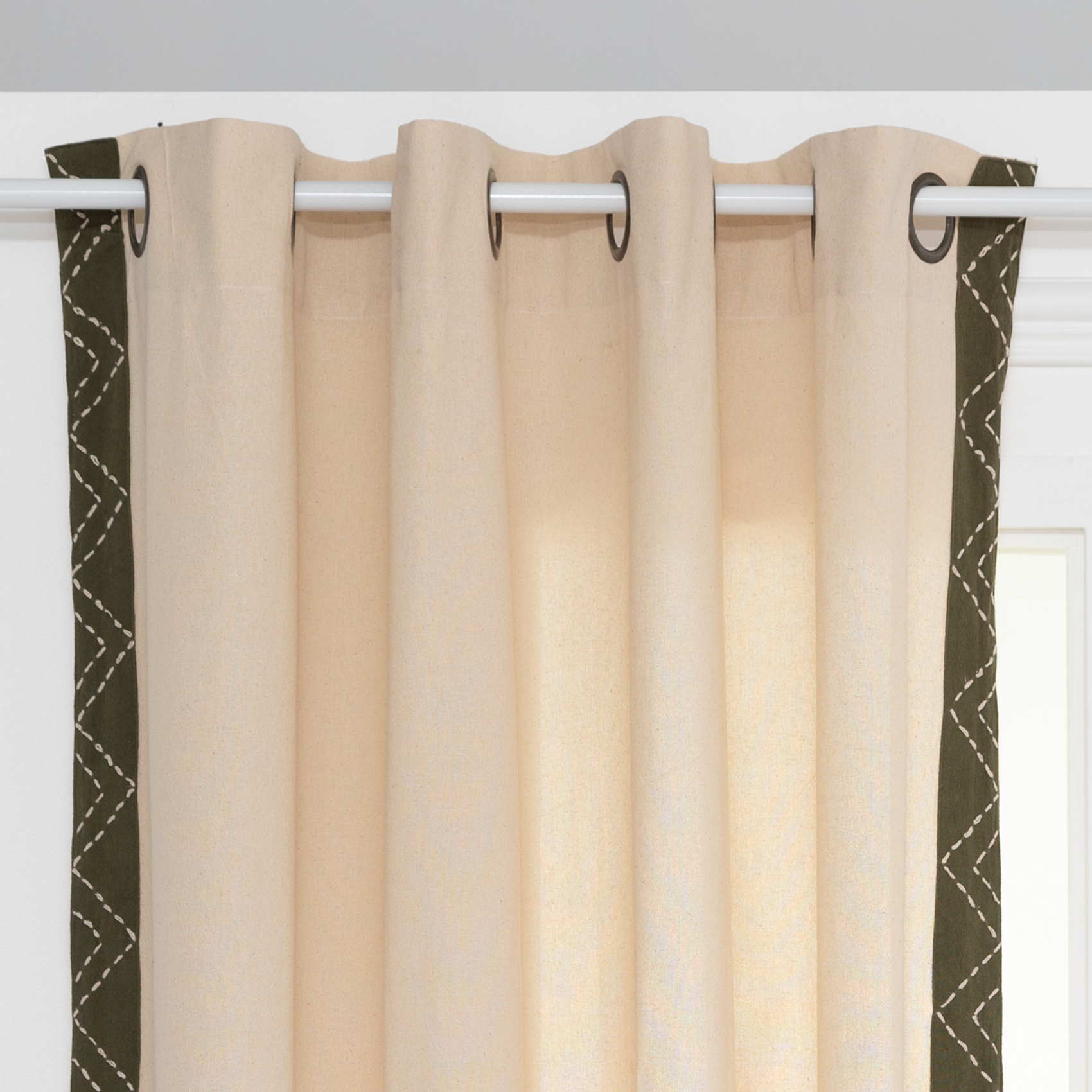 Rideau à broderies géométriques — vue 3