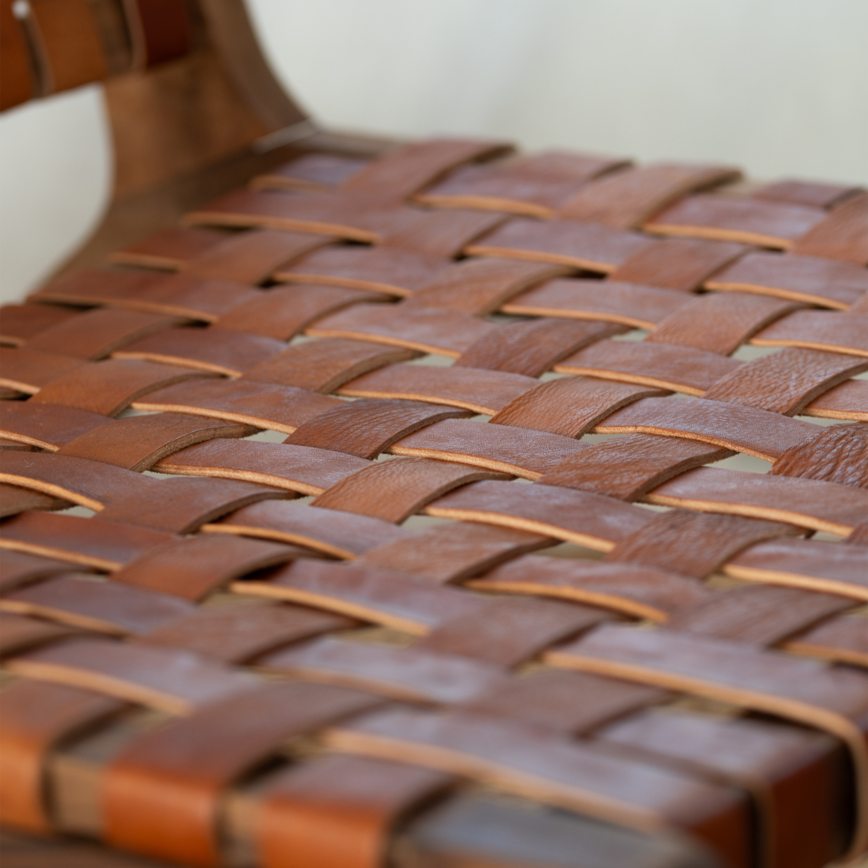 Fauteuil Lounge bois de noyer et cuir — vue 3