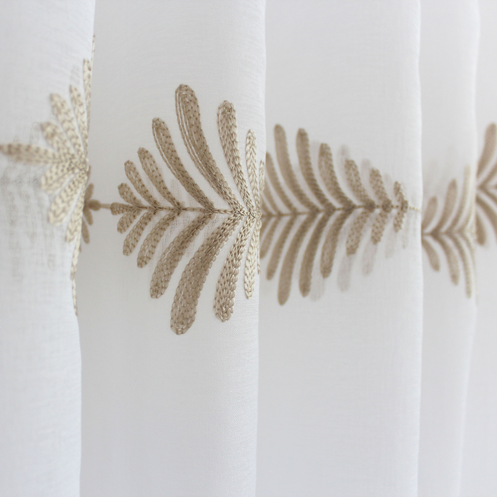 Voilage brodé motif végétal en lignes — vue 3