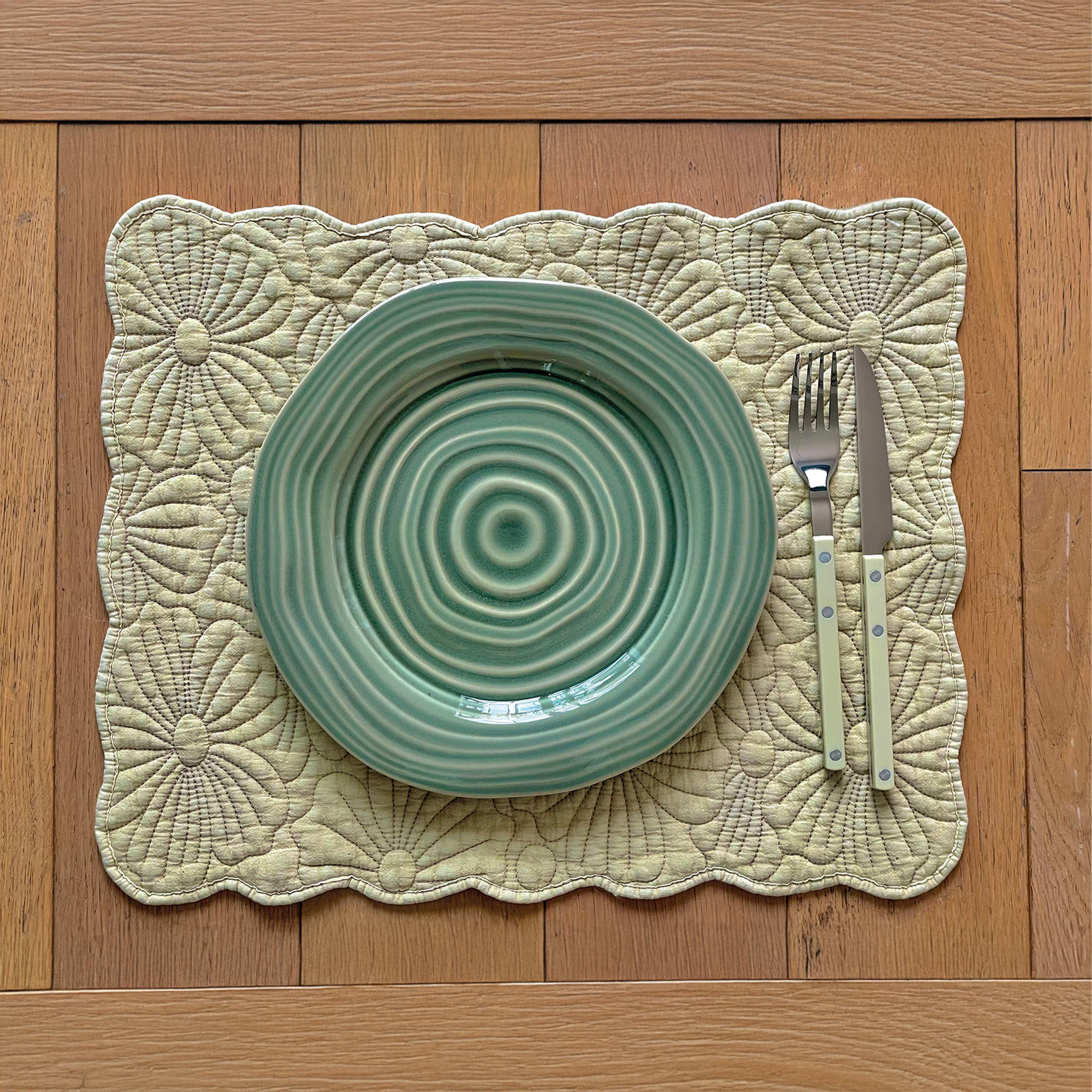 Set de table rectangulaire matelassé avec motif fleurs brodé — vue 4