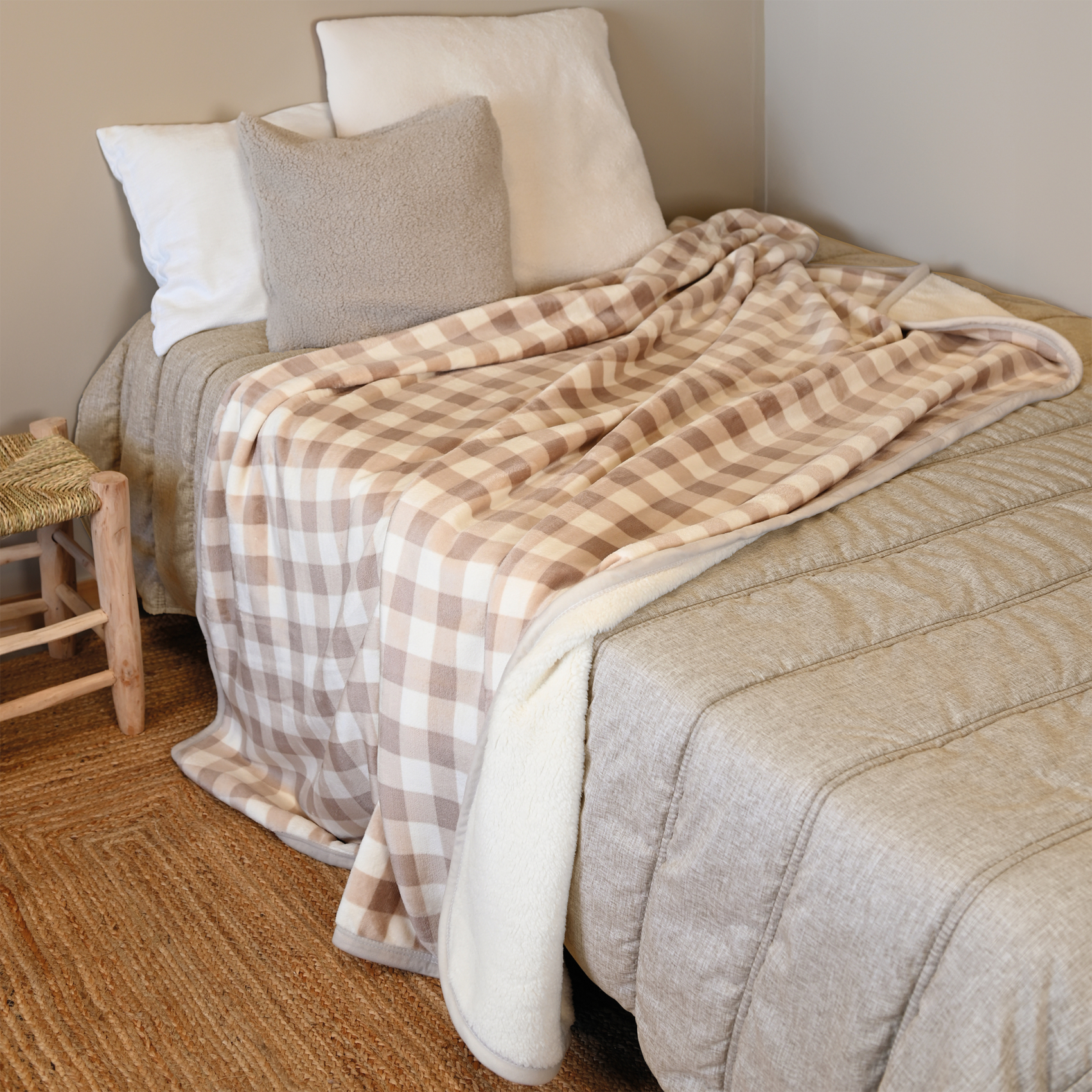 Jeté de canapé et lit motif vichy en polaire — vue 6