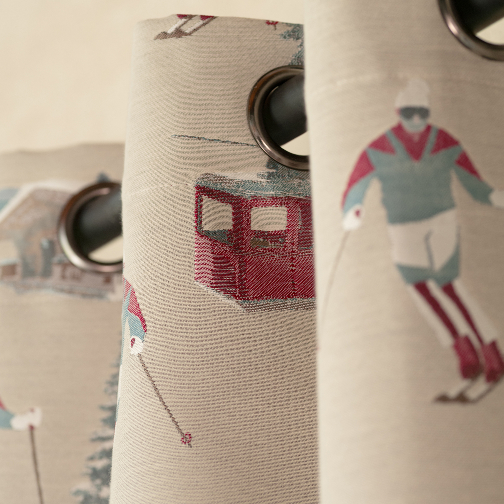 Rideau jacquard à œillets avec motifs skieurs et sapins — vue 4