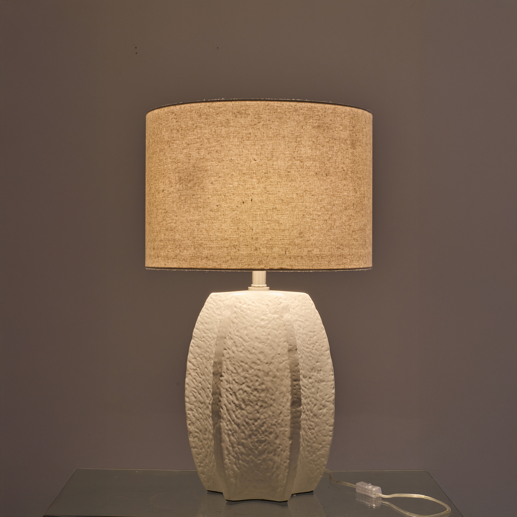 Lampe à poser en poterie avec pied sculpté — vue 3