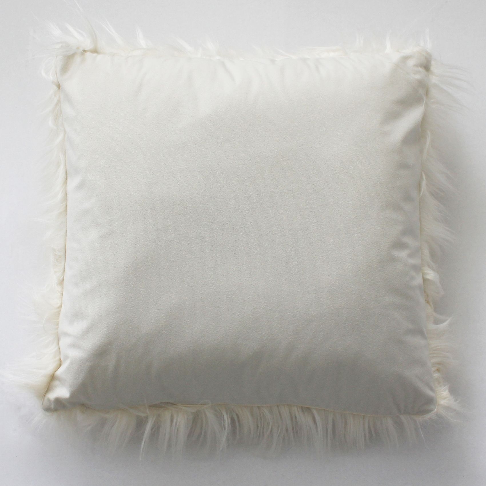Coussin déhoussable uni imitation fourrure — vue 3