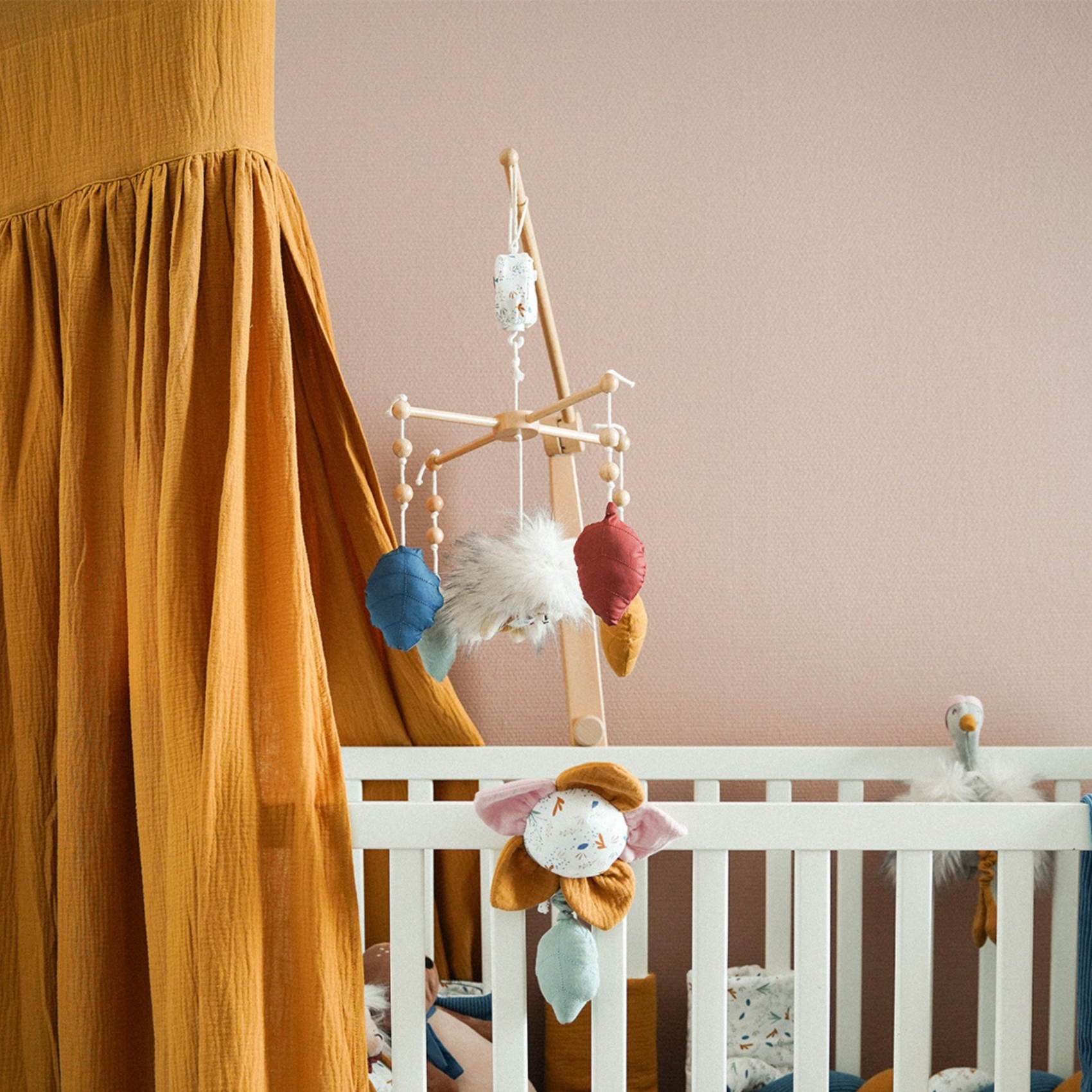 Mobile musical bébé bois et tissu — vue 4