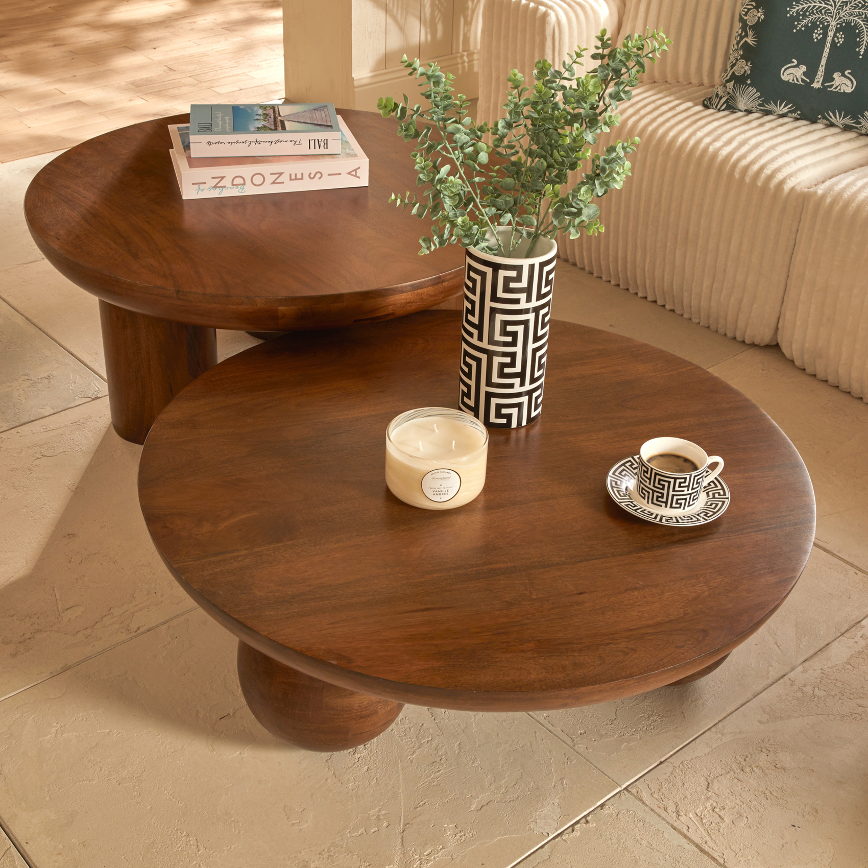 Table basse ronde en bois massif avec pieds boules — vue 5